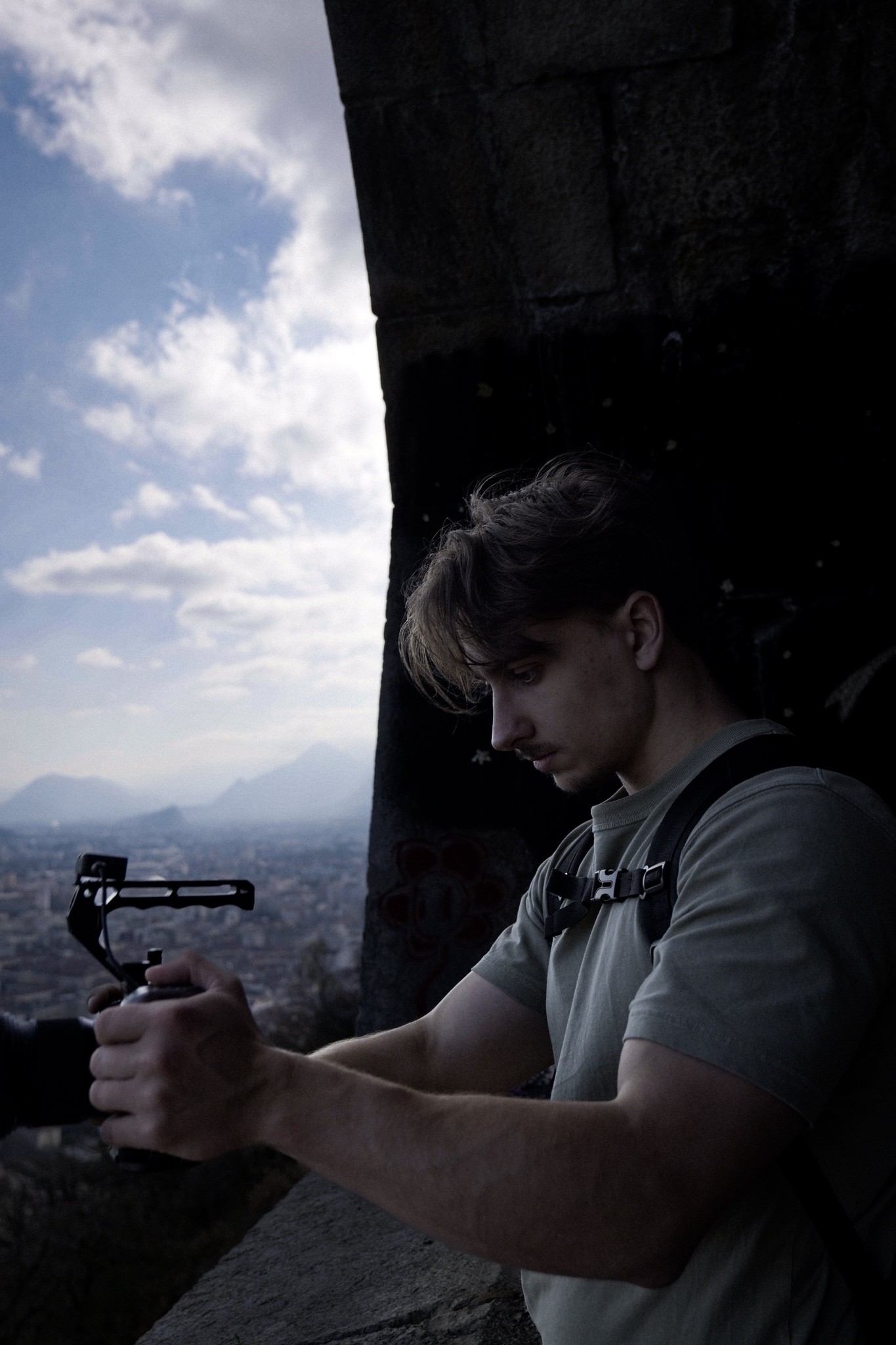 Vidéaste à Grenoble filmant depuis la bastille