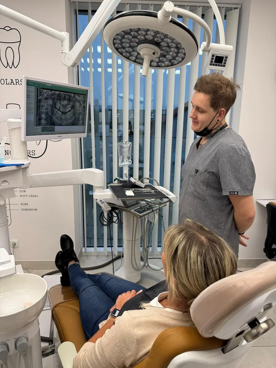 Pacjentka chirurga stomatologicznego na fotelu dentystycznym