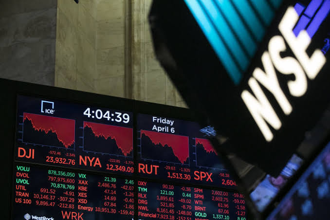 market volatility investing guide by FundBucks (فندبكس) for portfolio management and long-term investing