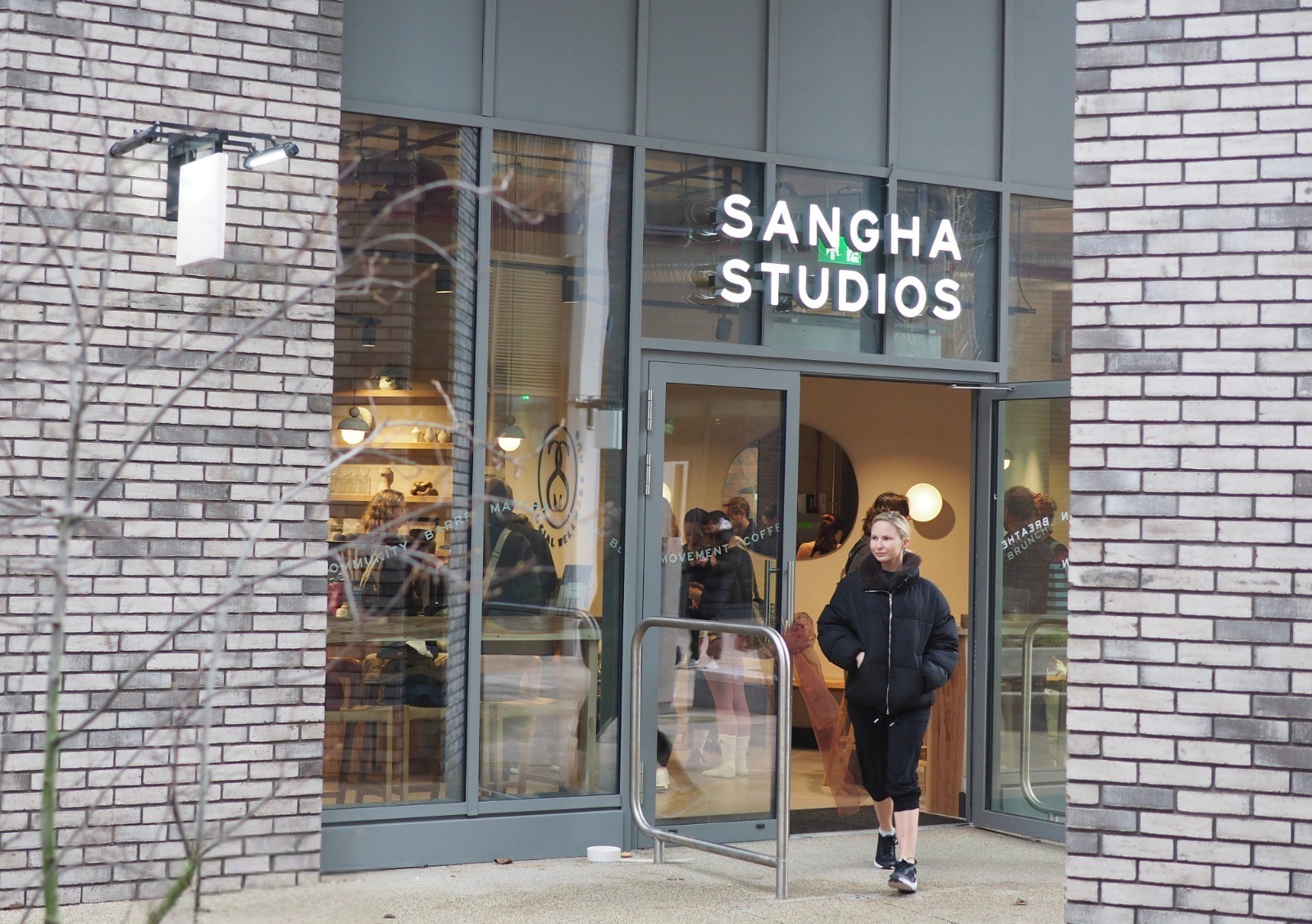 Minimalistic fashion lady