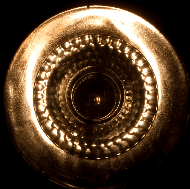Leuchtender, goldfarbener Orb mit konzentrischen Mustern und glänzender Oberfläche auf schwarzem Hintergrund – erinnert an ein futuristisches oder mystisches Objekt.