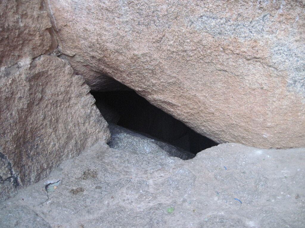 Onake Obavva kindi - the small hole from where enemy soldiers were trying to enter
