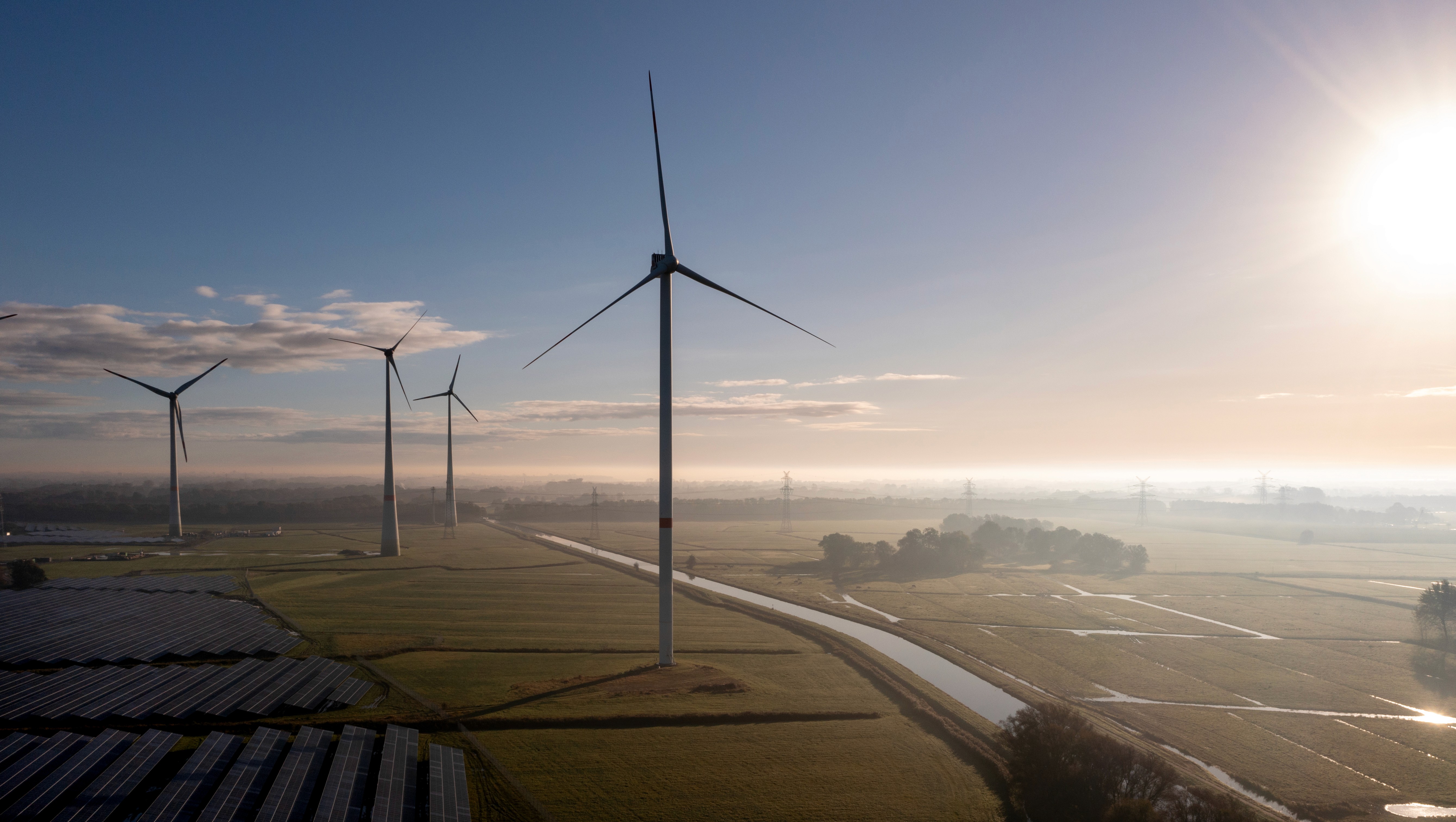 Drohnenaufnahme des Hybriden Energeiparks Sande beio Dämmerung