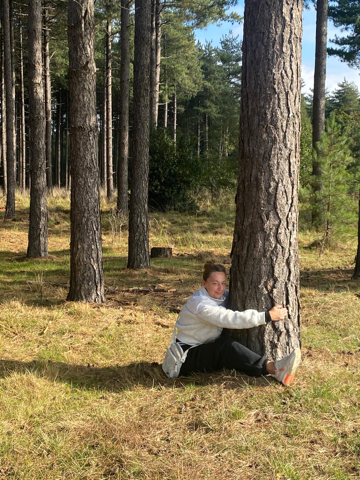 Dorothee knuffelt een boom