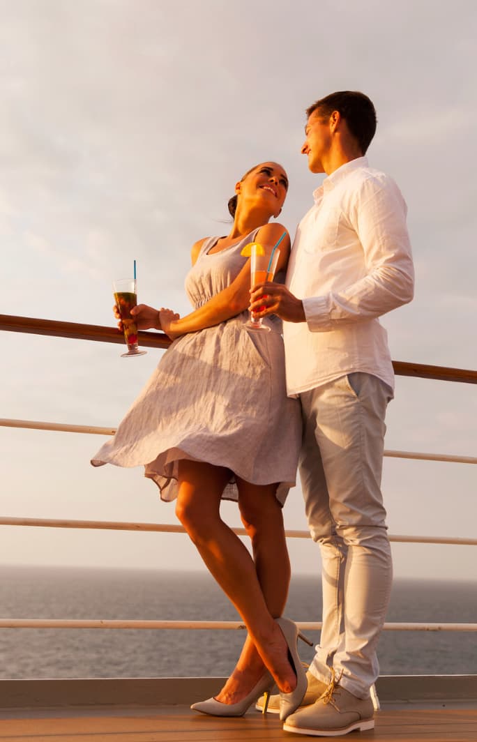 ein Mann steht neben einer Frau auf einem schiff, beide sehen glücklich aus