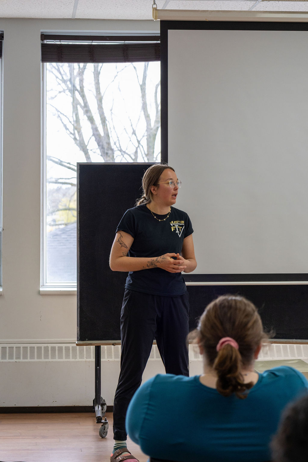La nutritionniste-diététiste Camille Landry partage ses conseils lors d'un atelier éducatif sur l'alimentation saine et sans restriction.