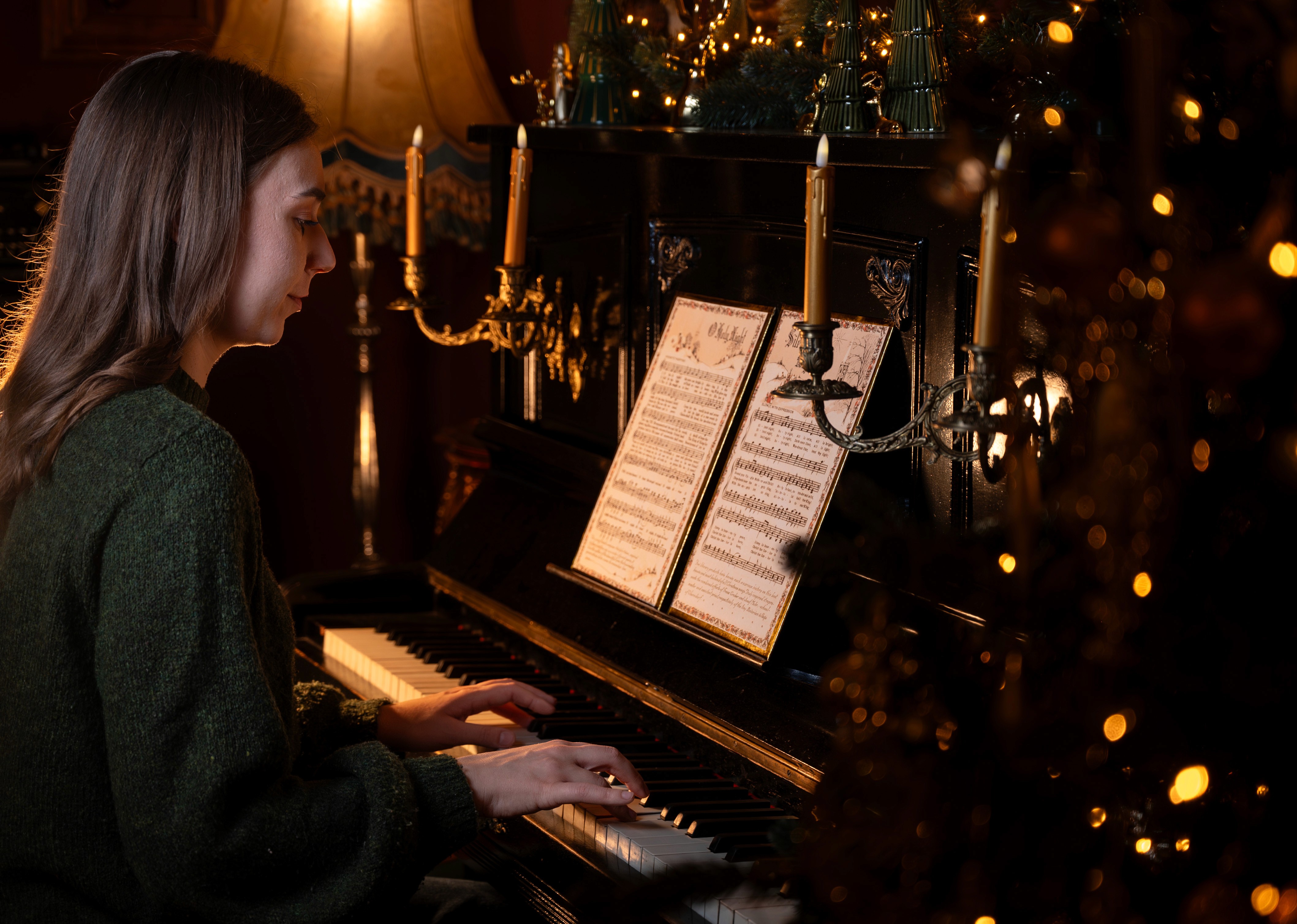 Fotografii de Crăciun cu persoană cântând la pian, cadru artistic și lumină caldă
