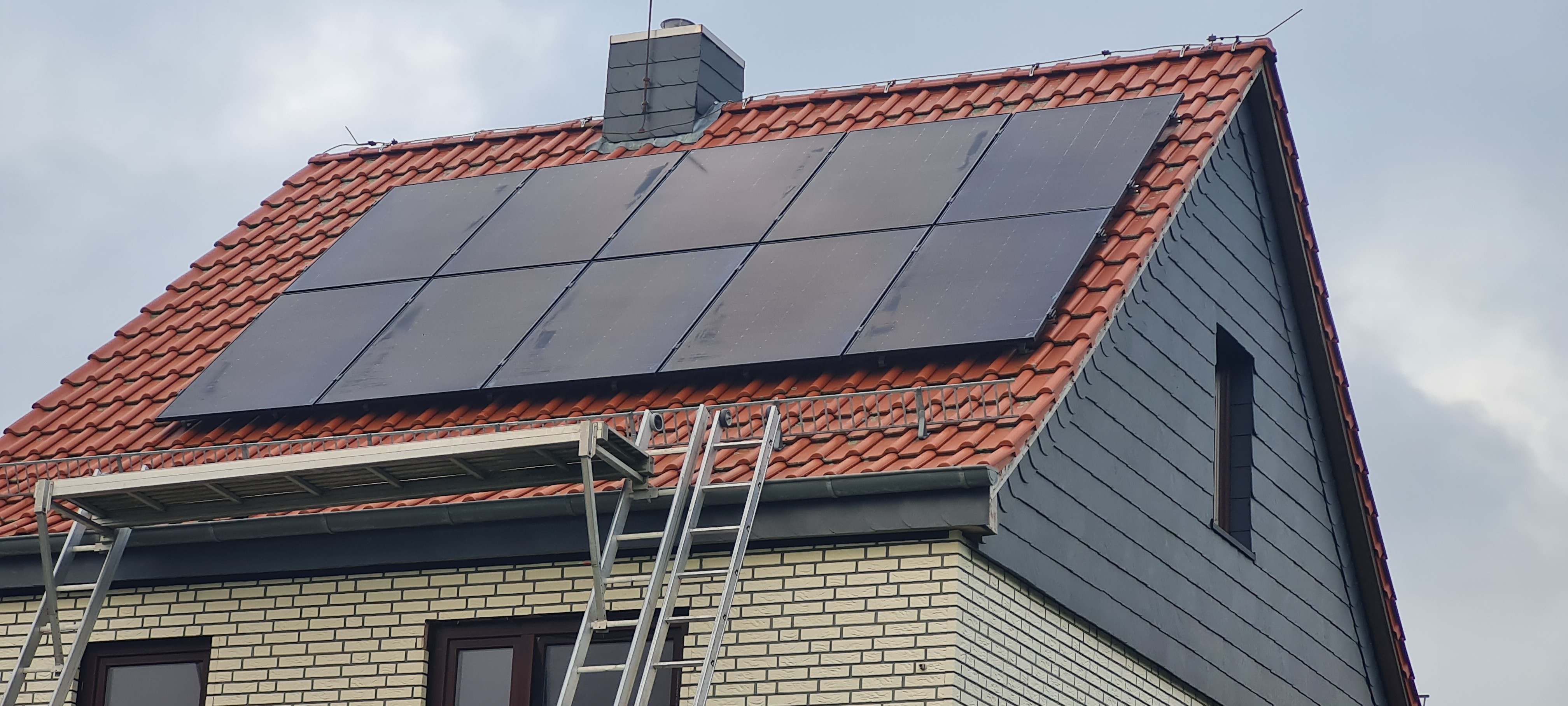 Dach mit PV Anlage in Deensen