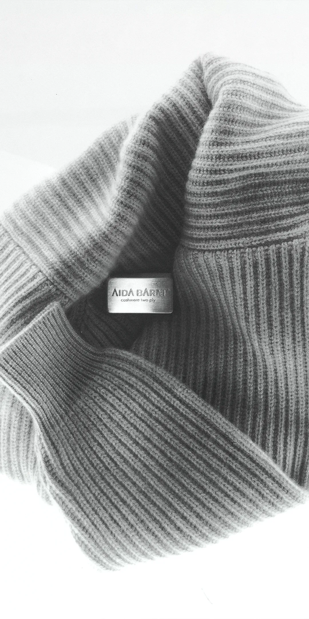 Grey ribbed cashmere sweater with Aida Barni label – fine Italian knitwear craftsmanship.