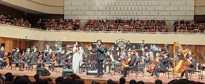 이희주 뮤지컬 배우의 보컬 장면.