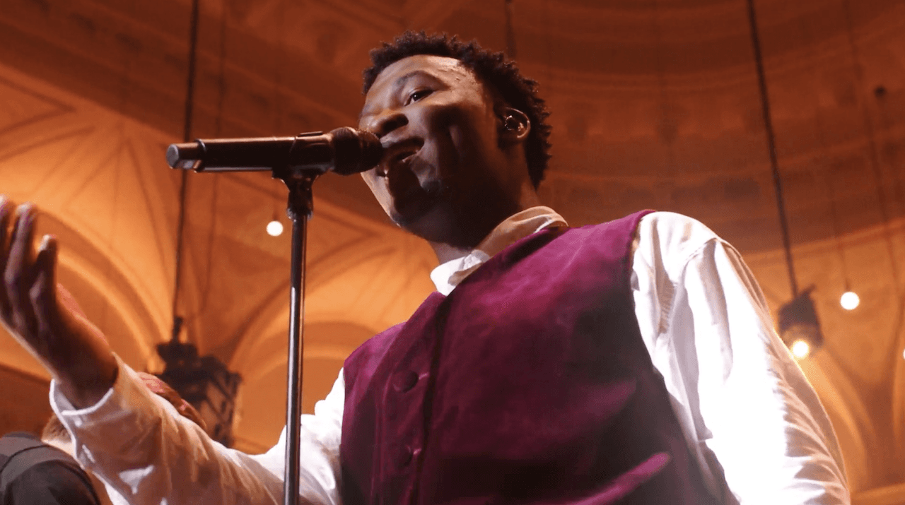 Screenshot uit video van optreden Claude - Clipt