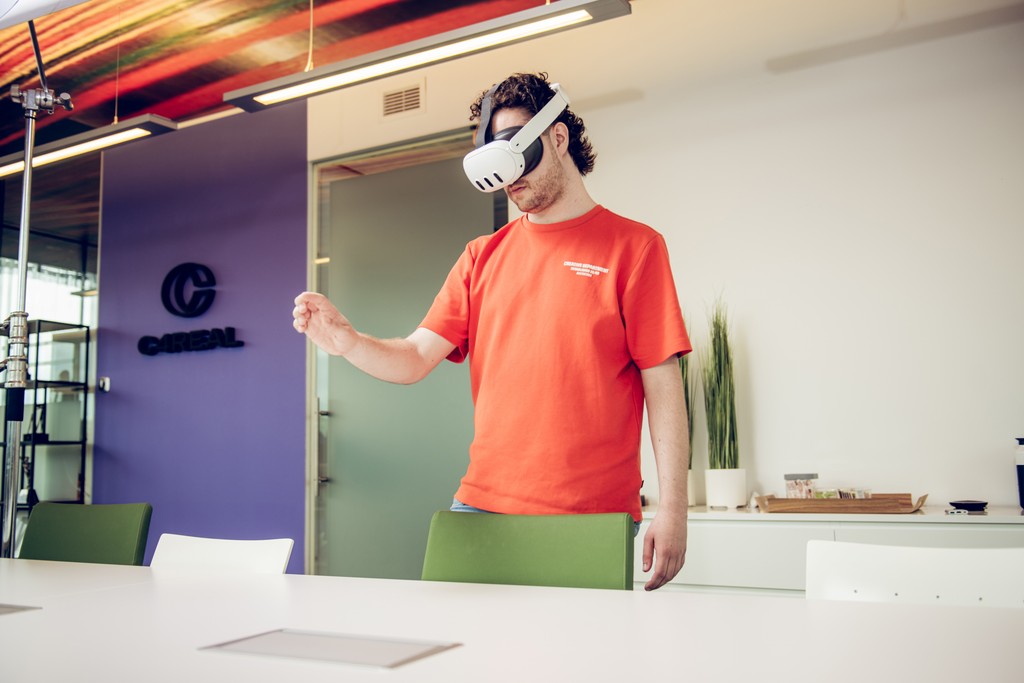 Visual – gebruiker ervaart een virtuele scenario‑omgeving via AR