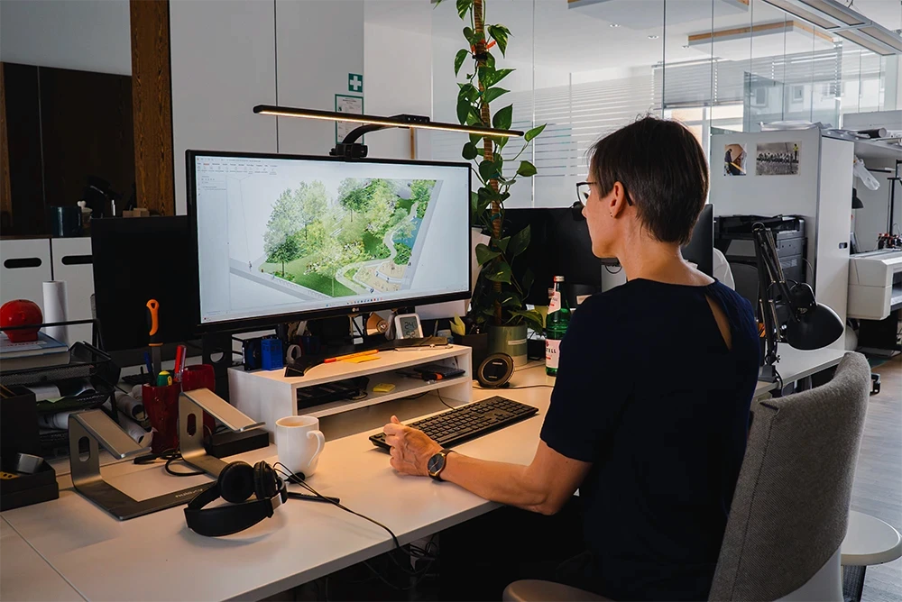 Landschaftsarchitektin bei der digitalen Freiraumplanung im Büro von RMP Stephan Lenzen