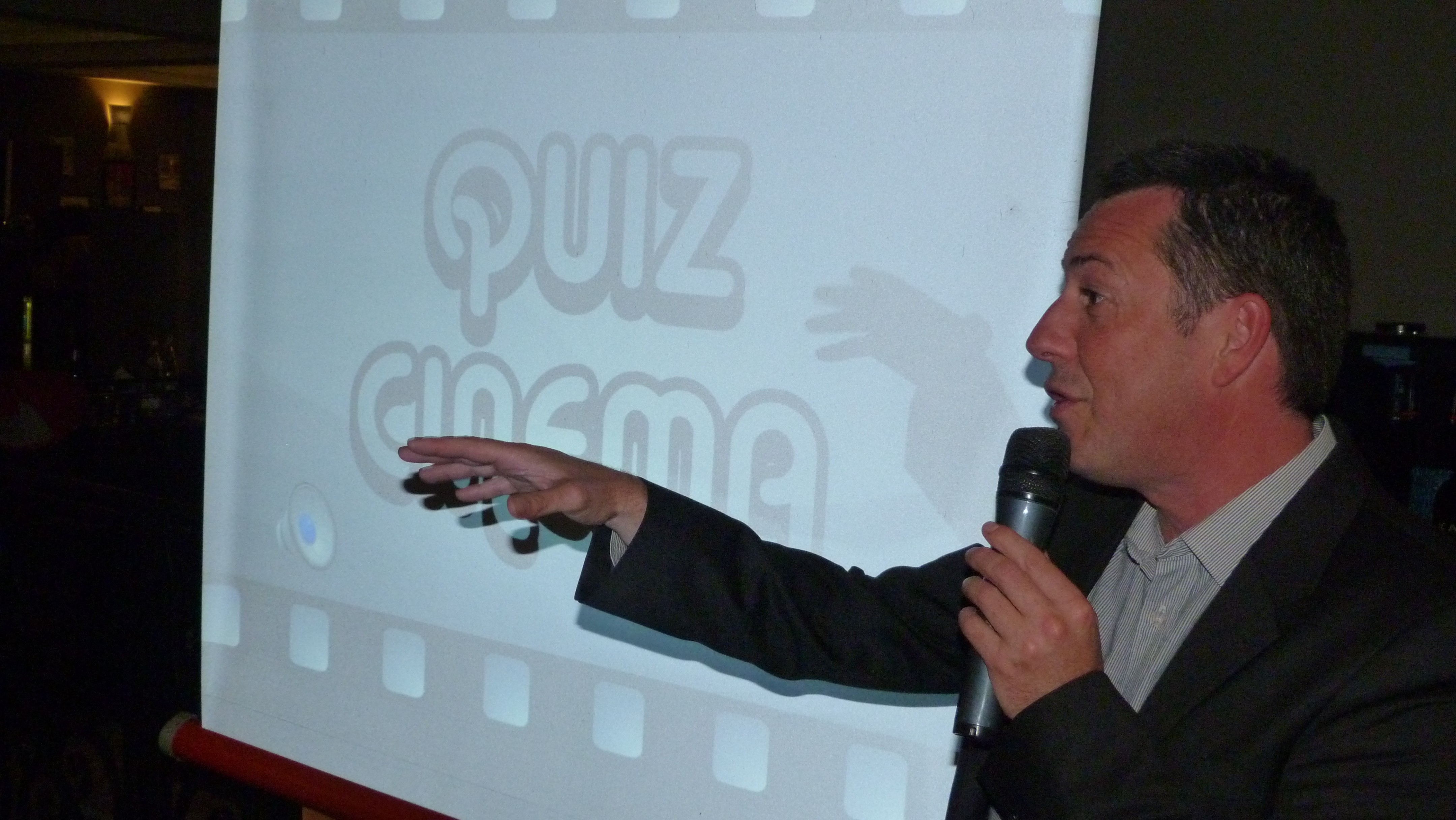 Décor animation et scénographie immersive thème quiz pour soirée d’entreprise à Bordeaux