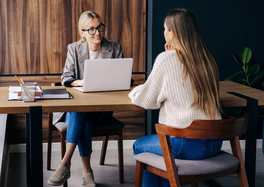 Colloquio tra recruiter e giovane candidato, simbolo delle nuove opportunità occupazionali