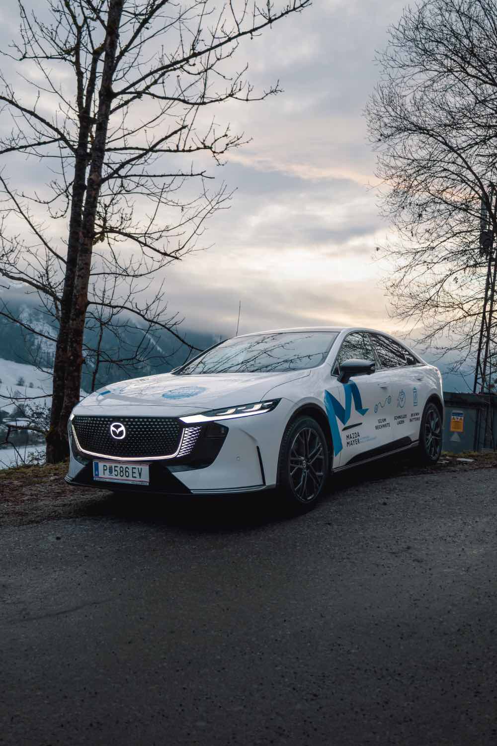 Mazda 6e in winterlicher Landschaft