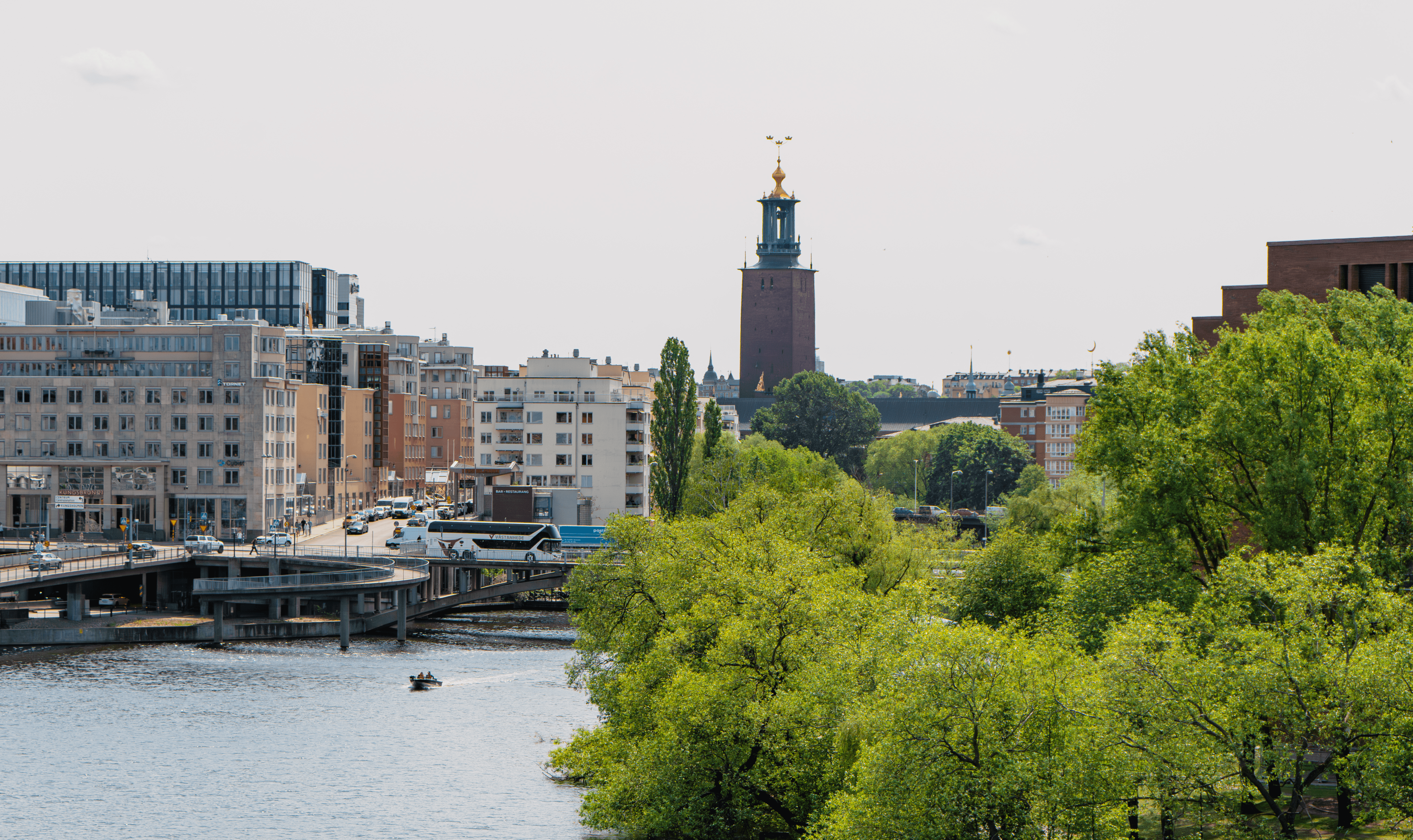 översiktsbild över stockholm med natur och buss
