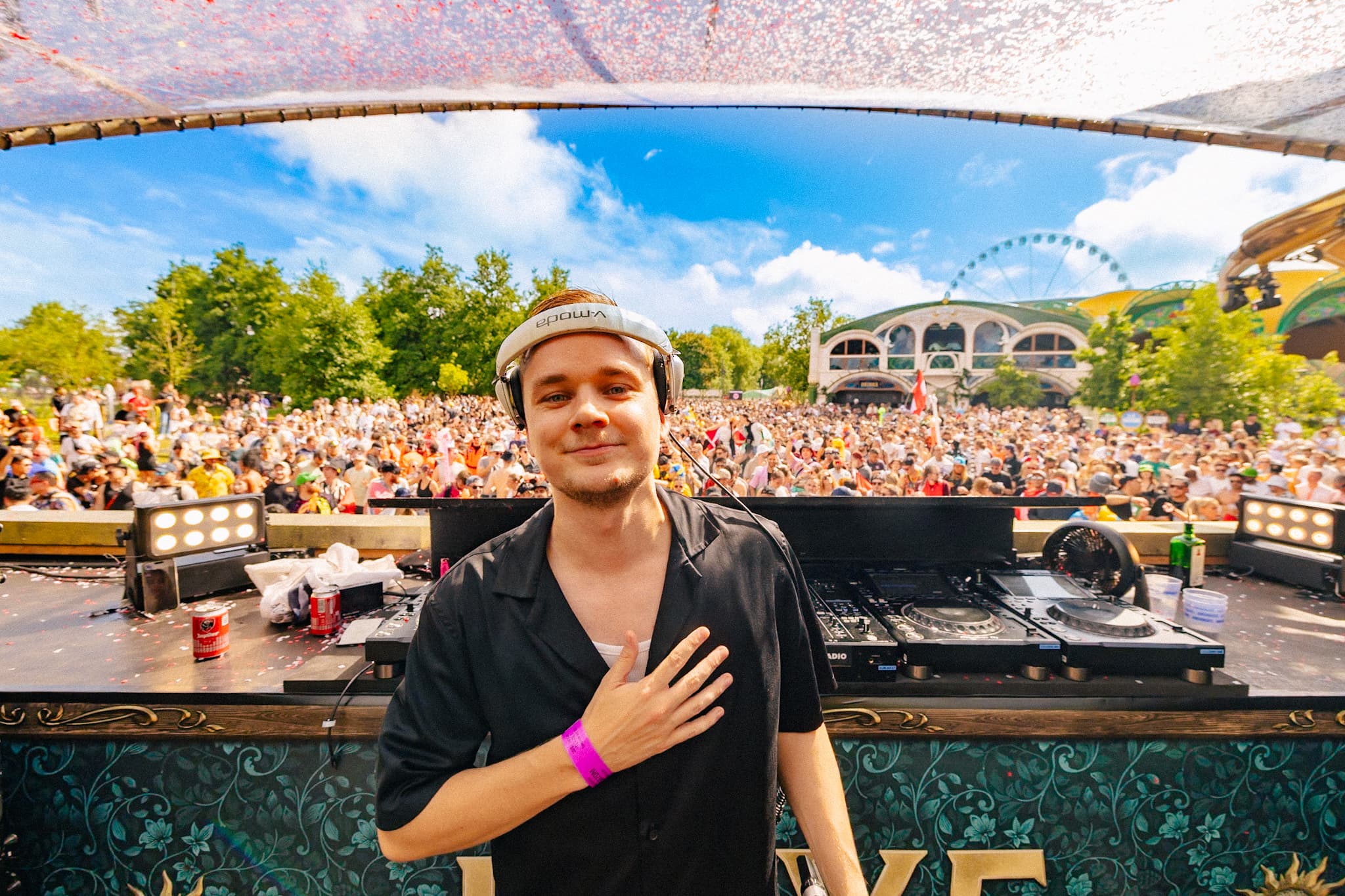 adrenalize hardstyle dj playing at the rose garden at Tomorrowland