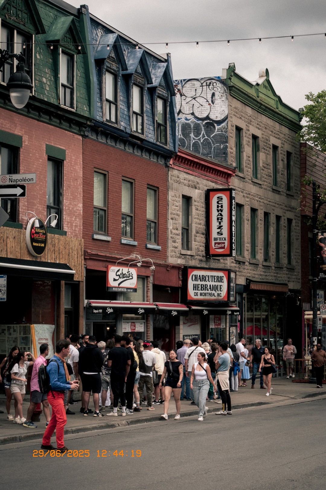Foule devant le célèbre Schwartz’s Deli sur le boulevard Saint-Laurent.