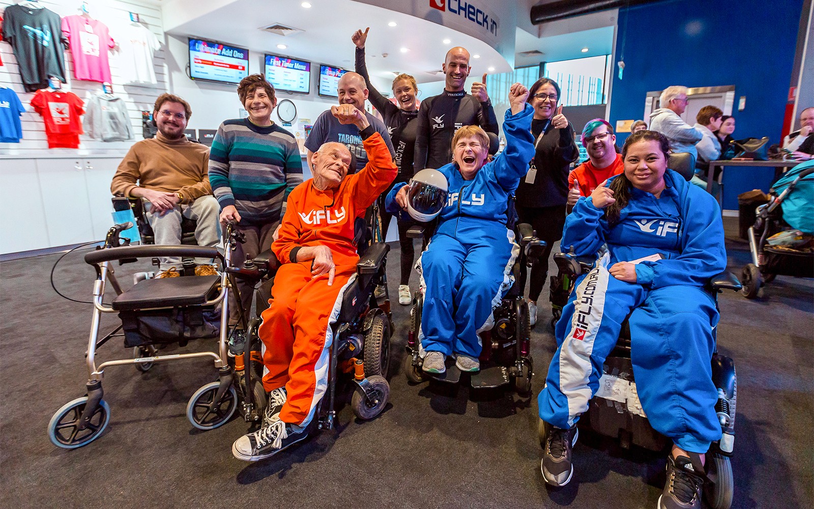 Gruppo di anziani che sperimenta il paracadutismo indoor presso iFly Sydney, Australia.