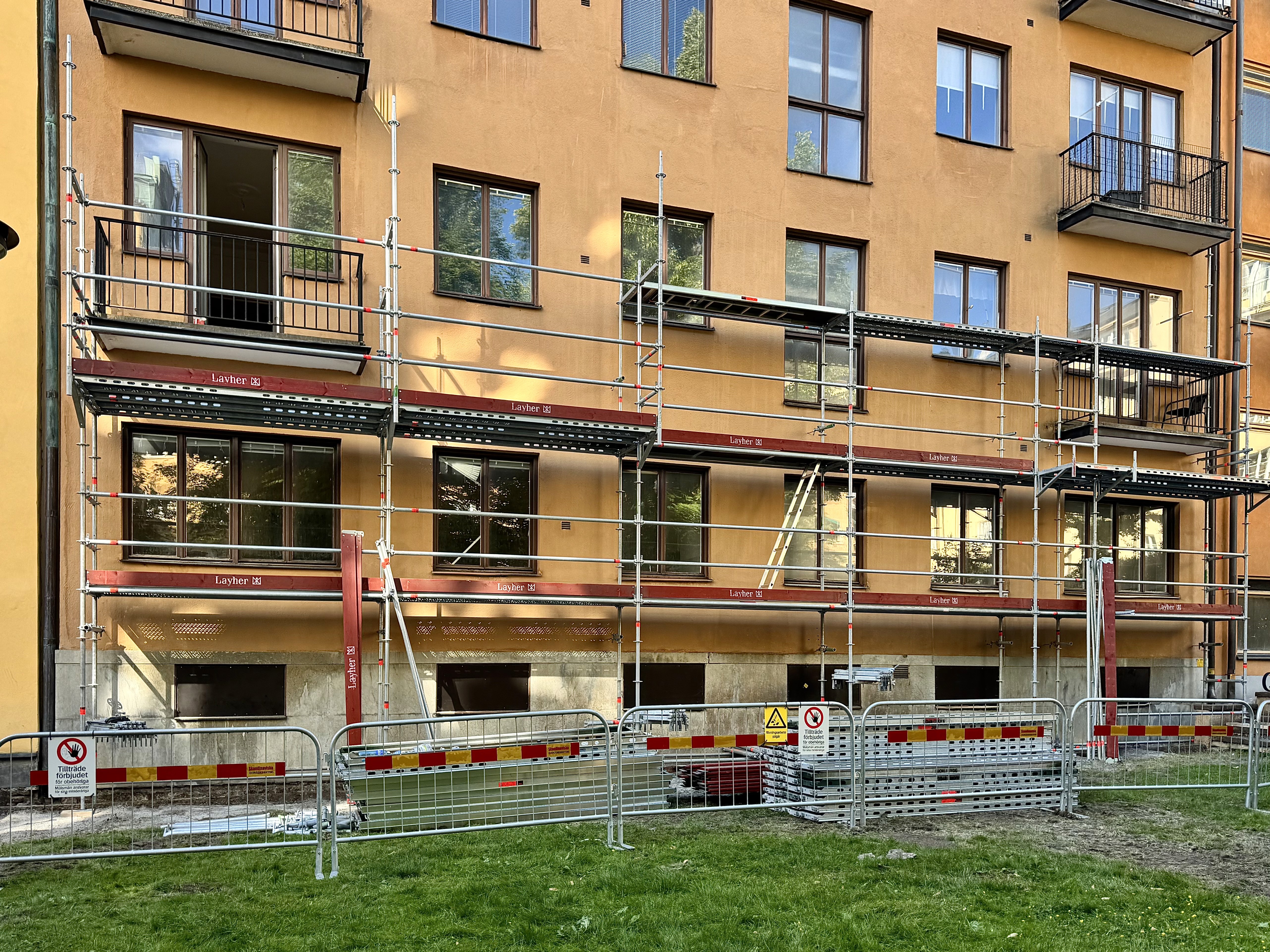 Byggnadsställning på lägenhetshus på Kungsholmen