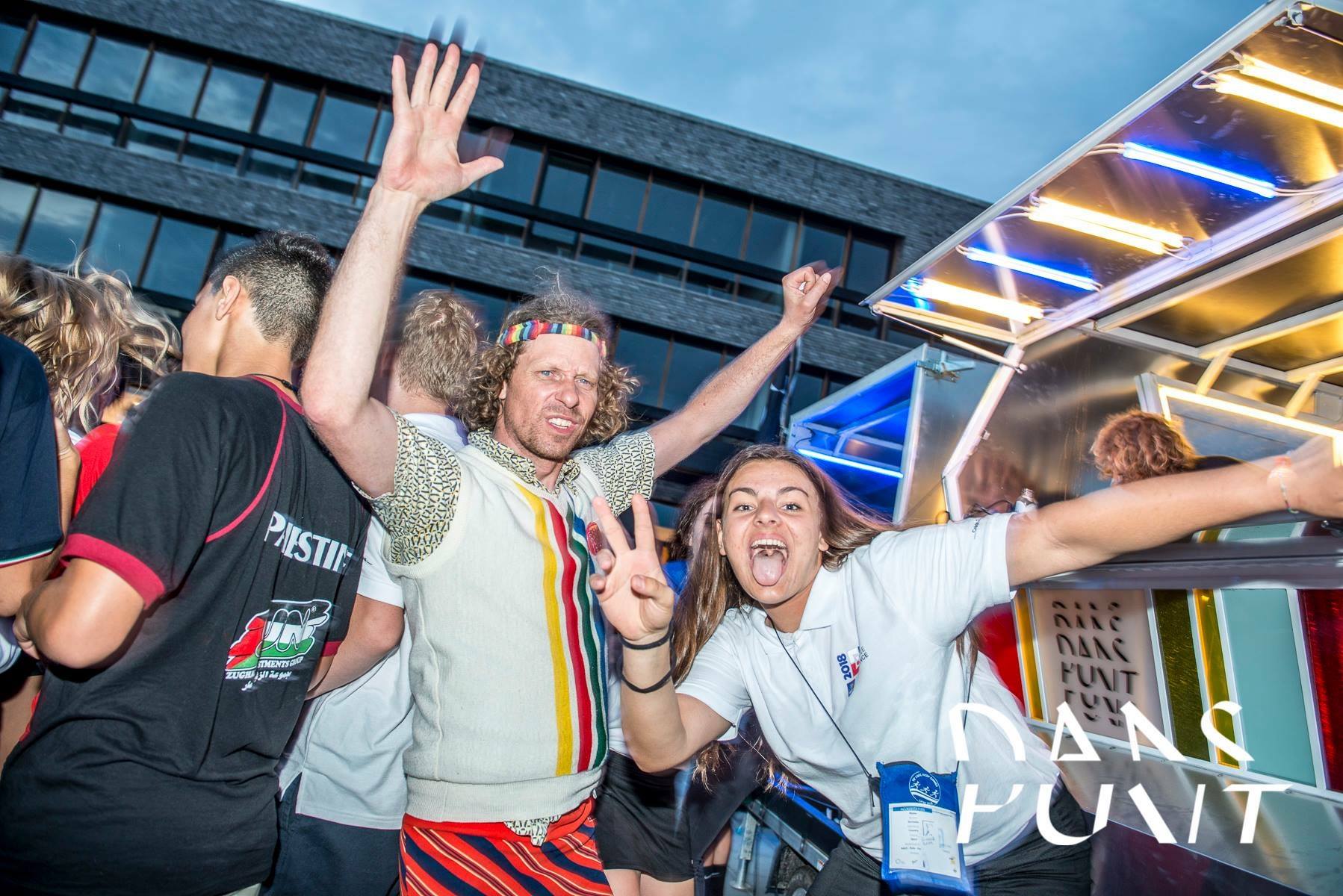 Dj booth partystarter mobiele theaterinstallatie