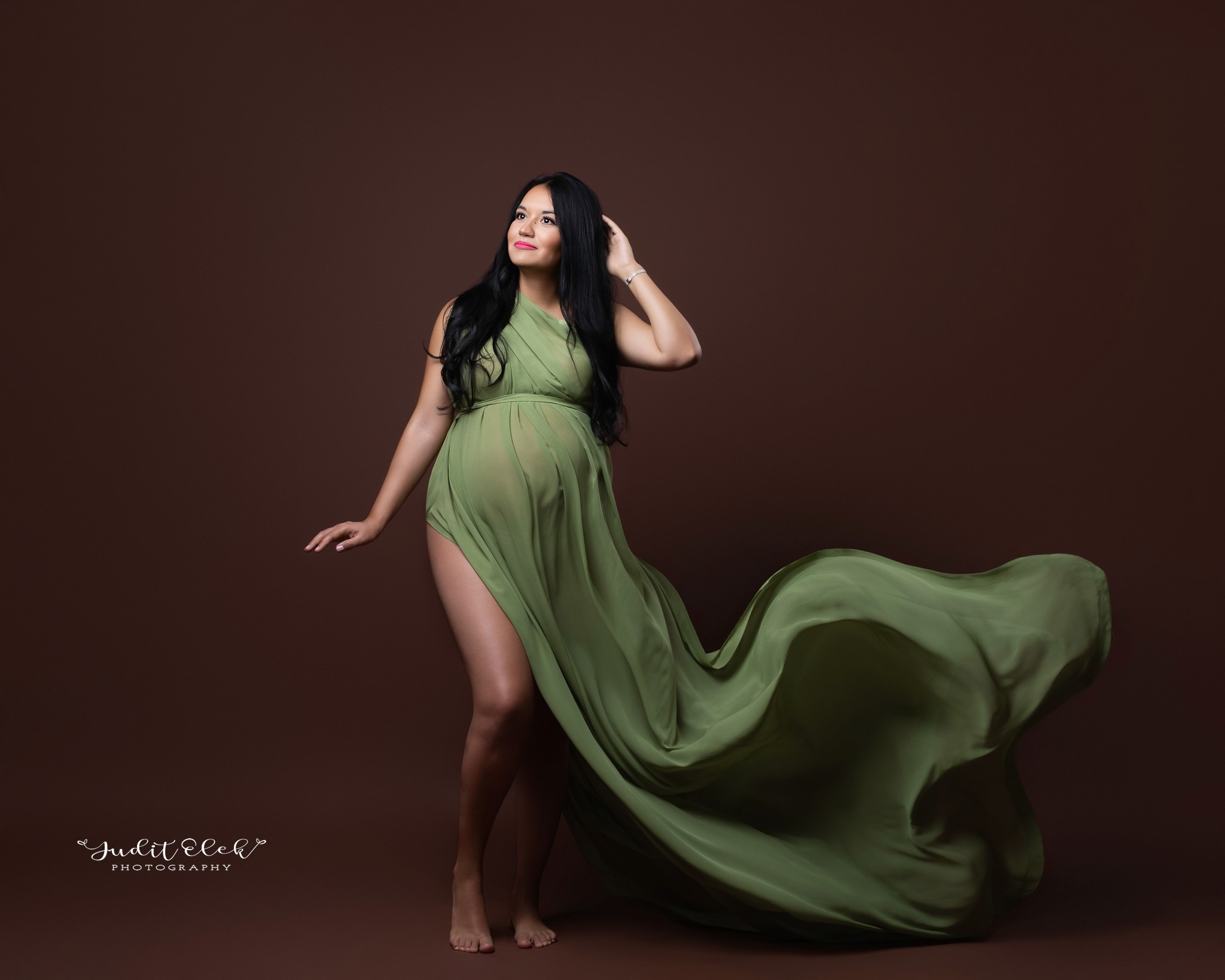 mamá embarazada en foto estudio con luz suave