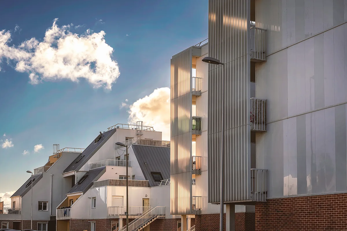 détail de la façade d'une résidence a dunkerque au lever du soleil