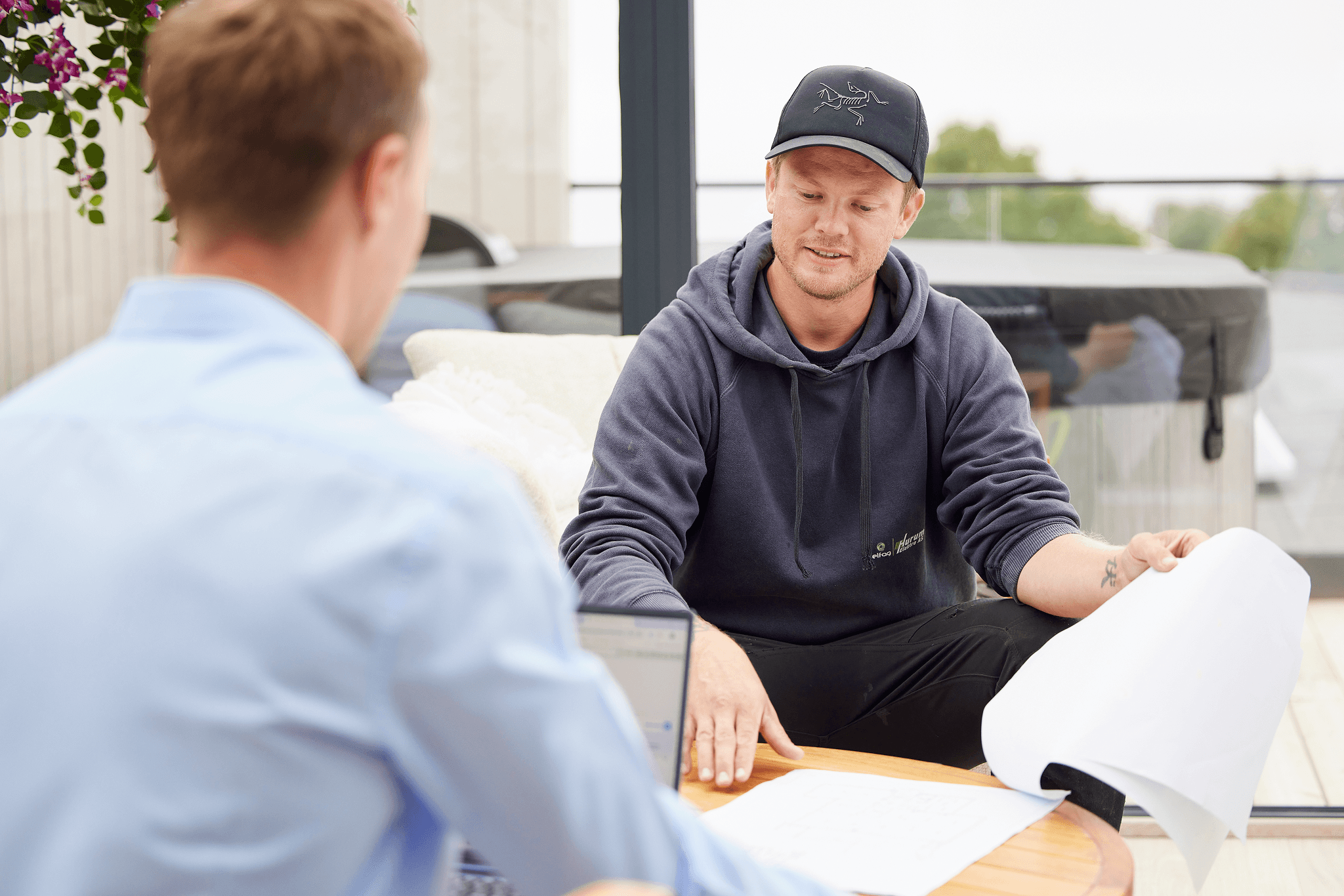 Ansatt fra Hurum Elektro går gjennom tilbud med næringskunde
