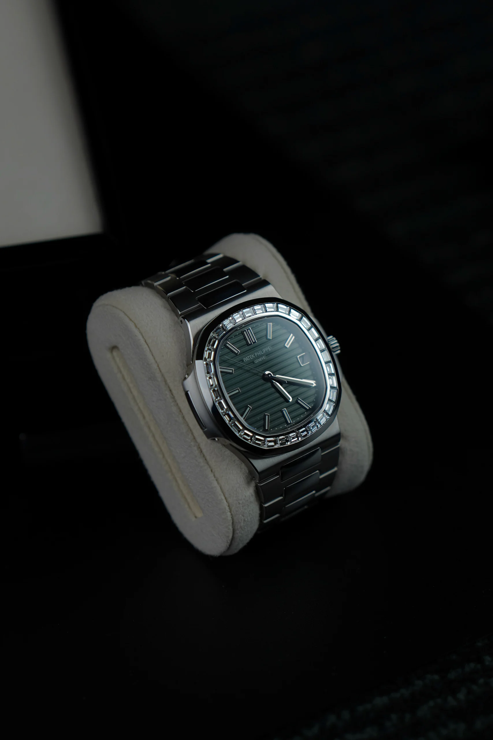 Three-quarter view of the Patek Philippe Nautilus Green 5711/1300A