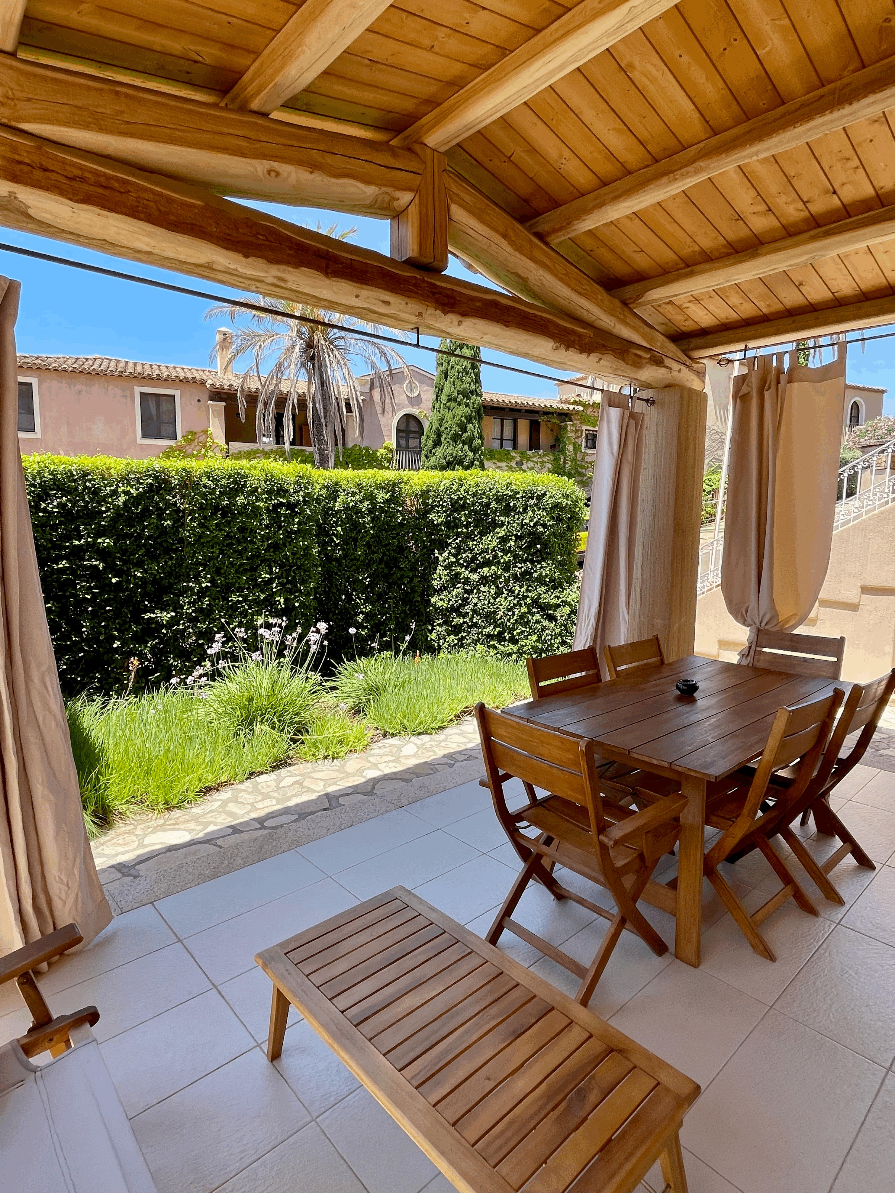 Patio del Trilocale Shardana Standard con giardino e siepe per la privacy