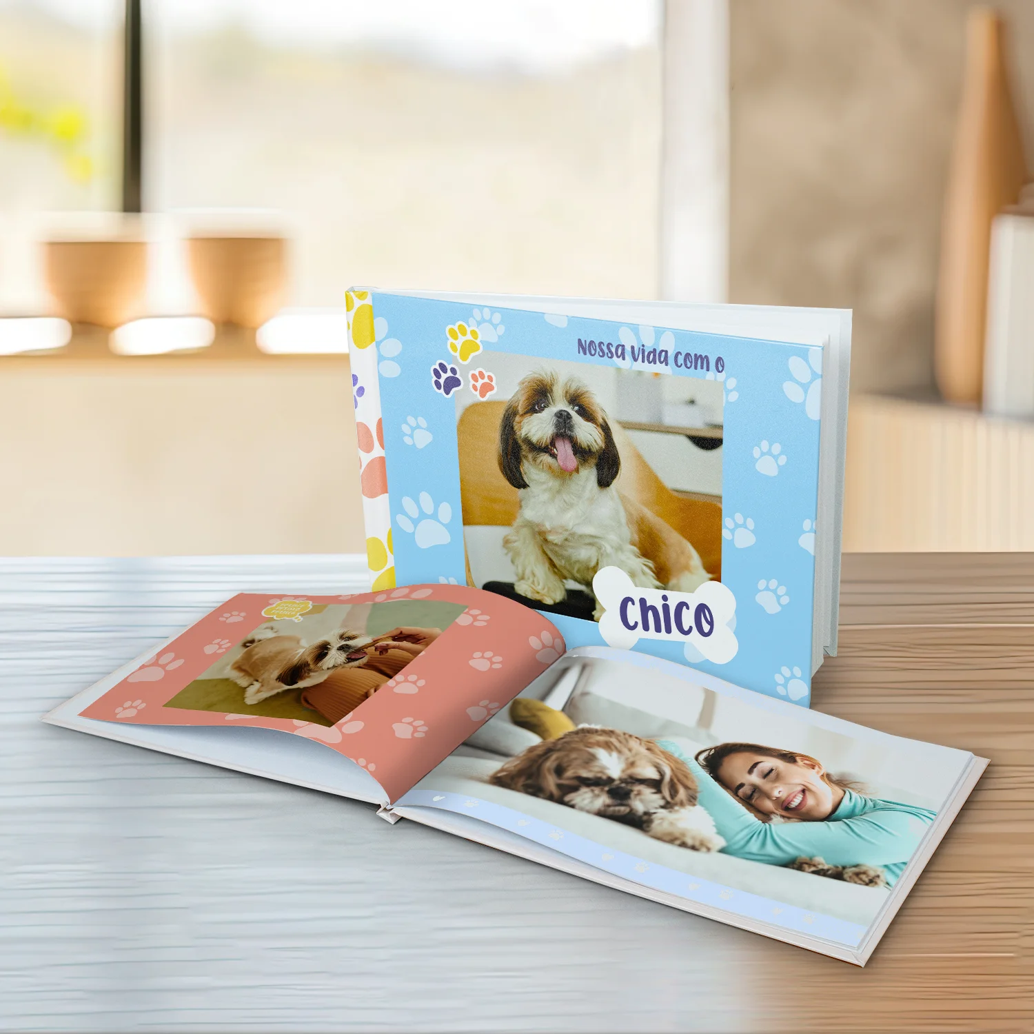 Fotolivro de capa dura no tamanho 30x30cm aberto e fechado em loop.