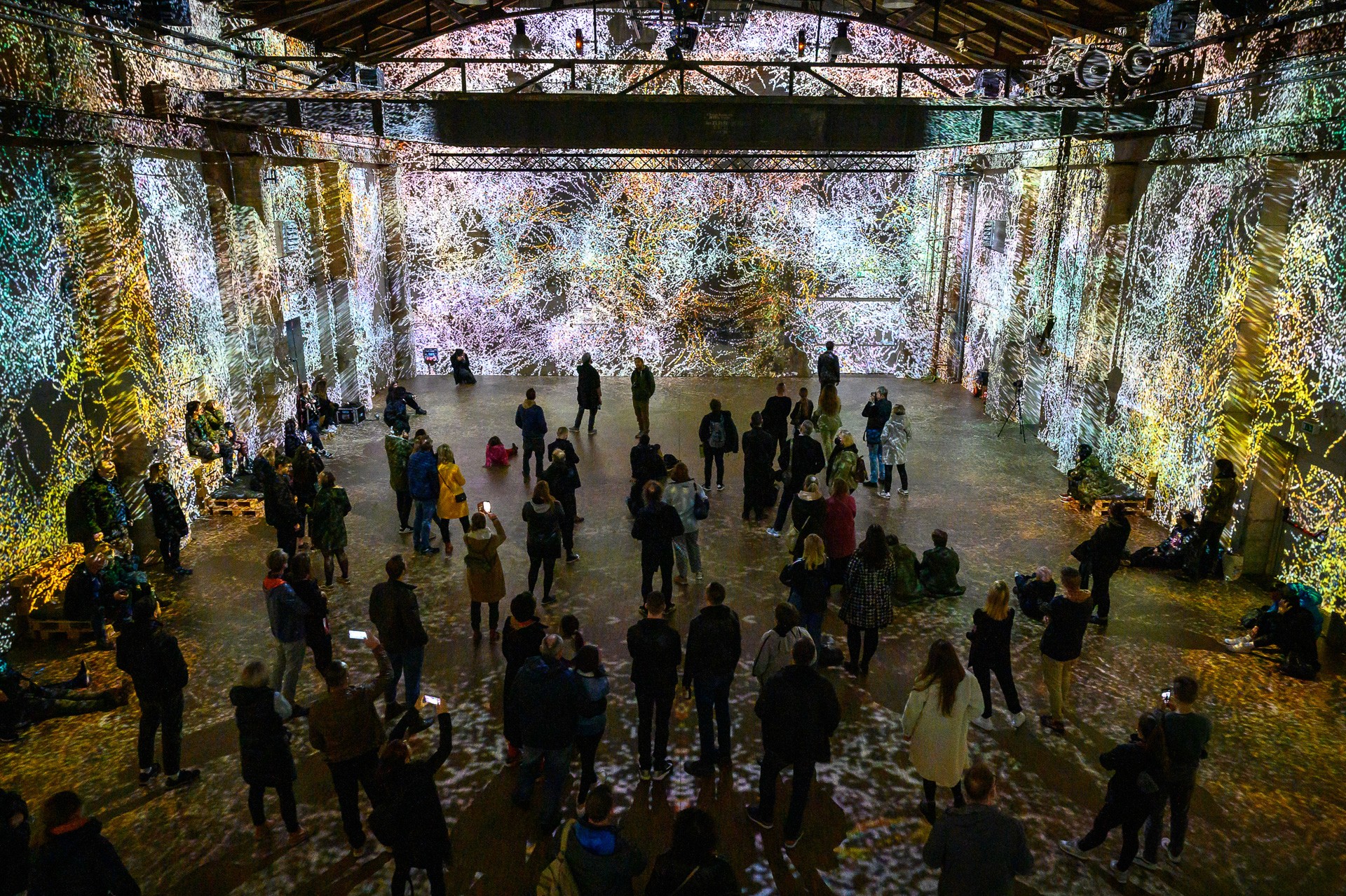 Fluctuating Light - interior architecture projection mapping