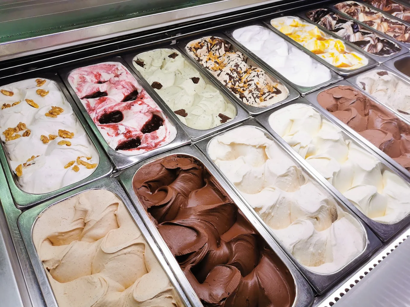 Vitrina con distintos sabores de helado en Gelats Paco