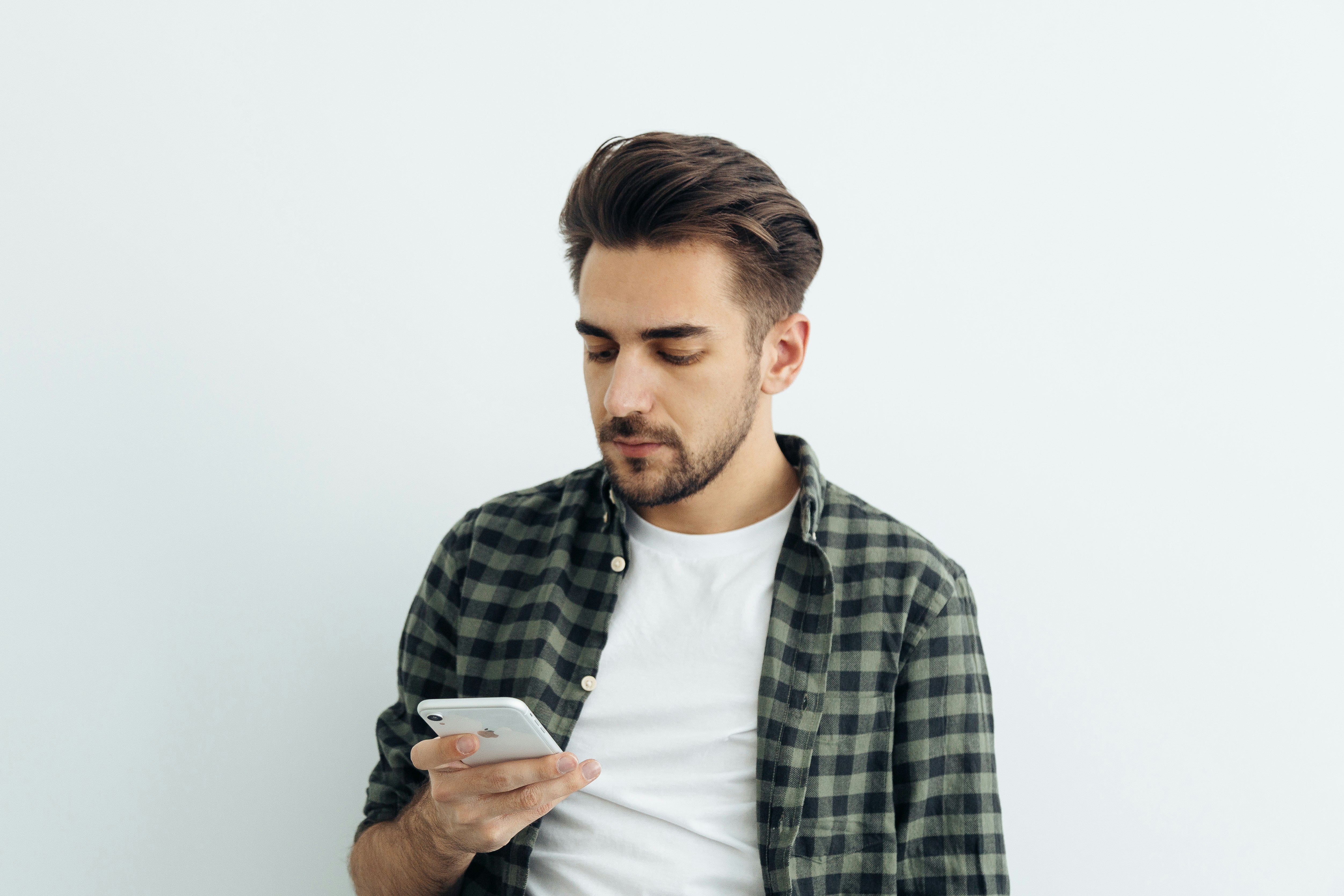 man making notes on mobile - What Is the Second Brain Method