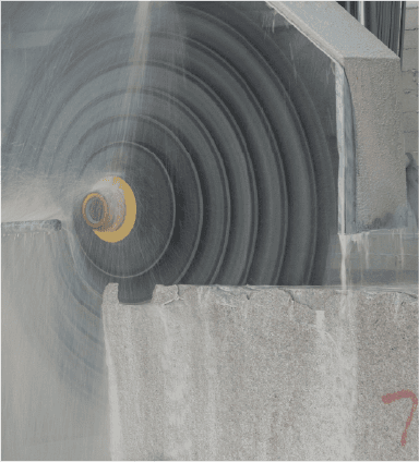 Close-up of the LMDQ-2500's multiple blades cutting through stone, demonstrating the machine's advanced technology for efficient and precise stone processing.