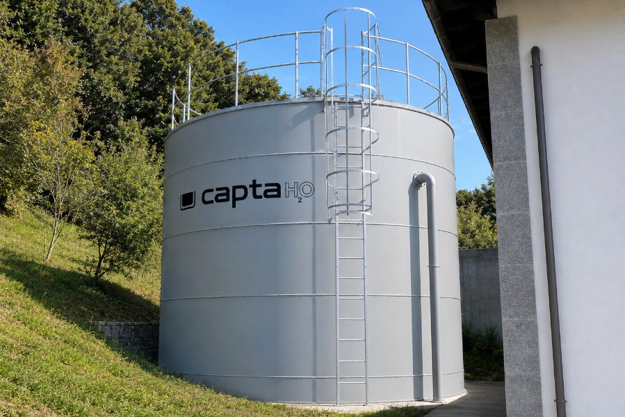sistema industrial de refrigeração por evaporação instalado na área externa de um edifício industrial