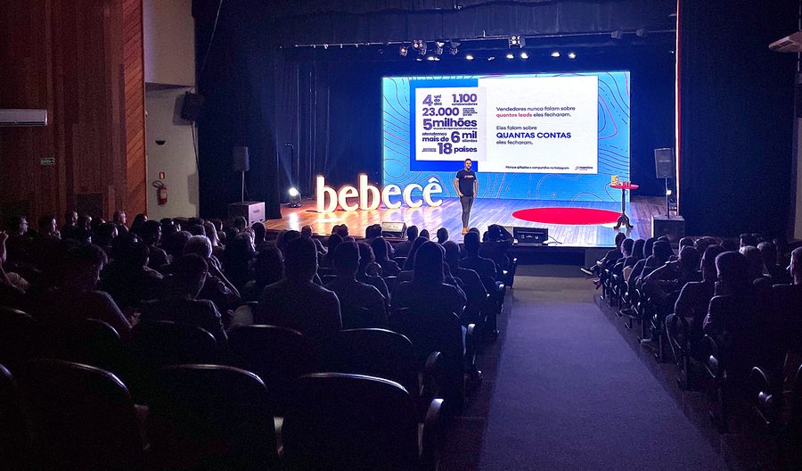 Auditório da convenção de vendas Bebecê durante a palestra