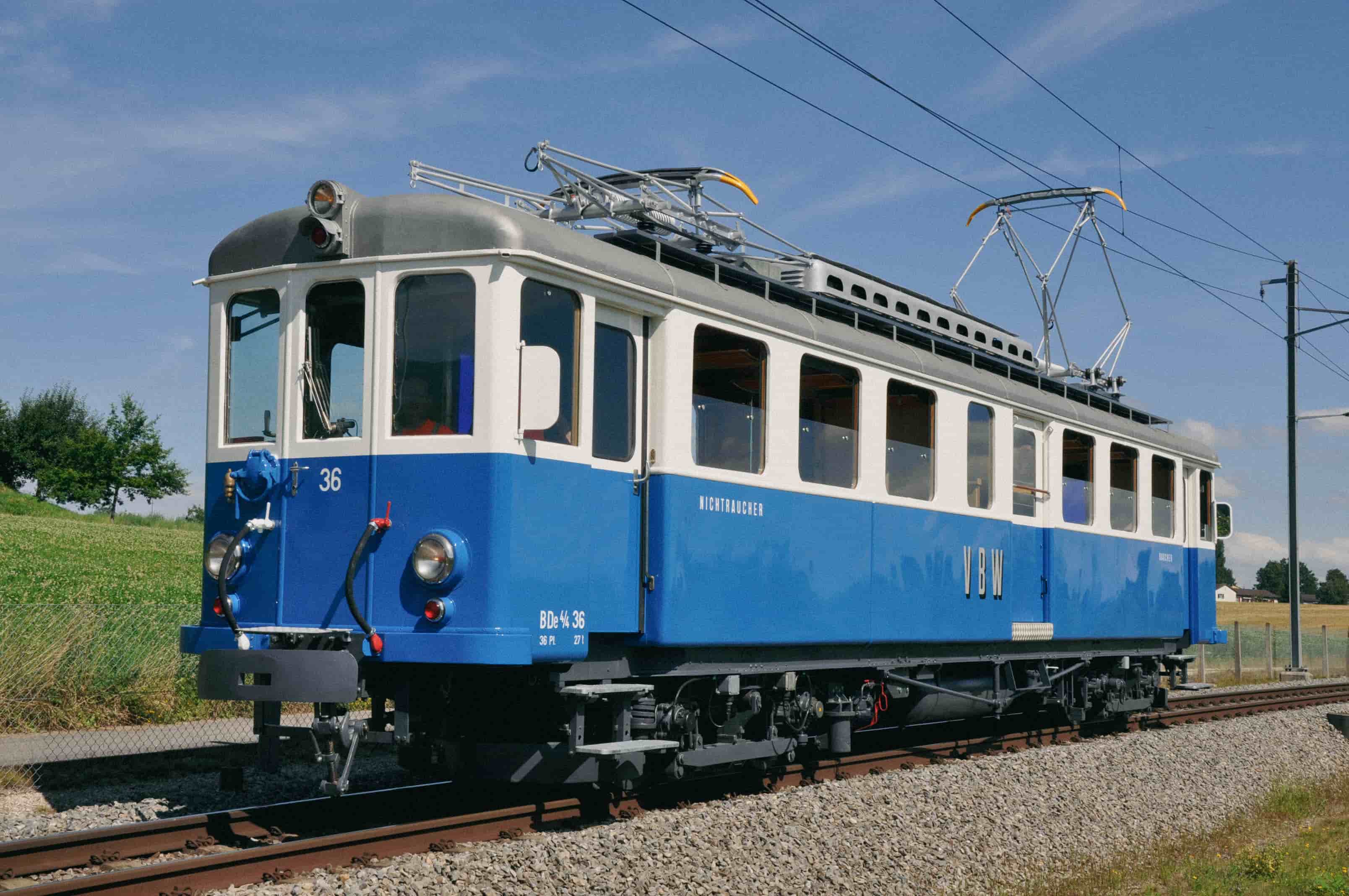 Das blaue Bähnli unterwegs auf dem ländlichen Streckennetz des RBS.