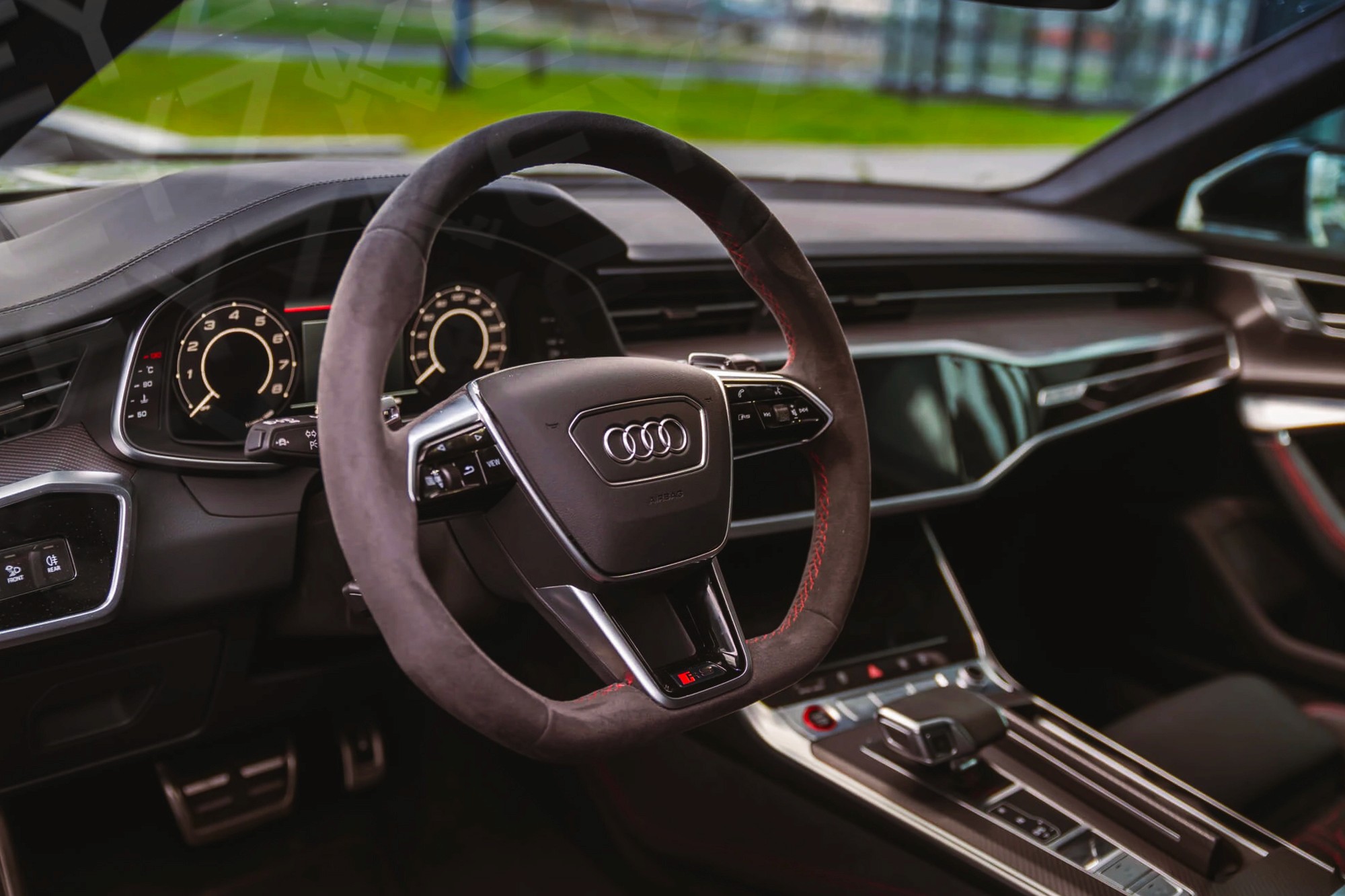 Vue interieur Audi RS6 Gris – Location Sportive à Dubaï | Keyz Rent