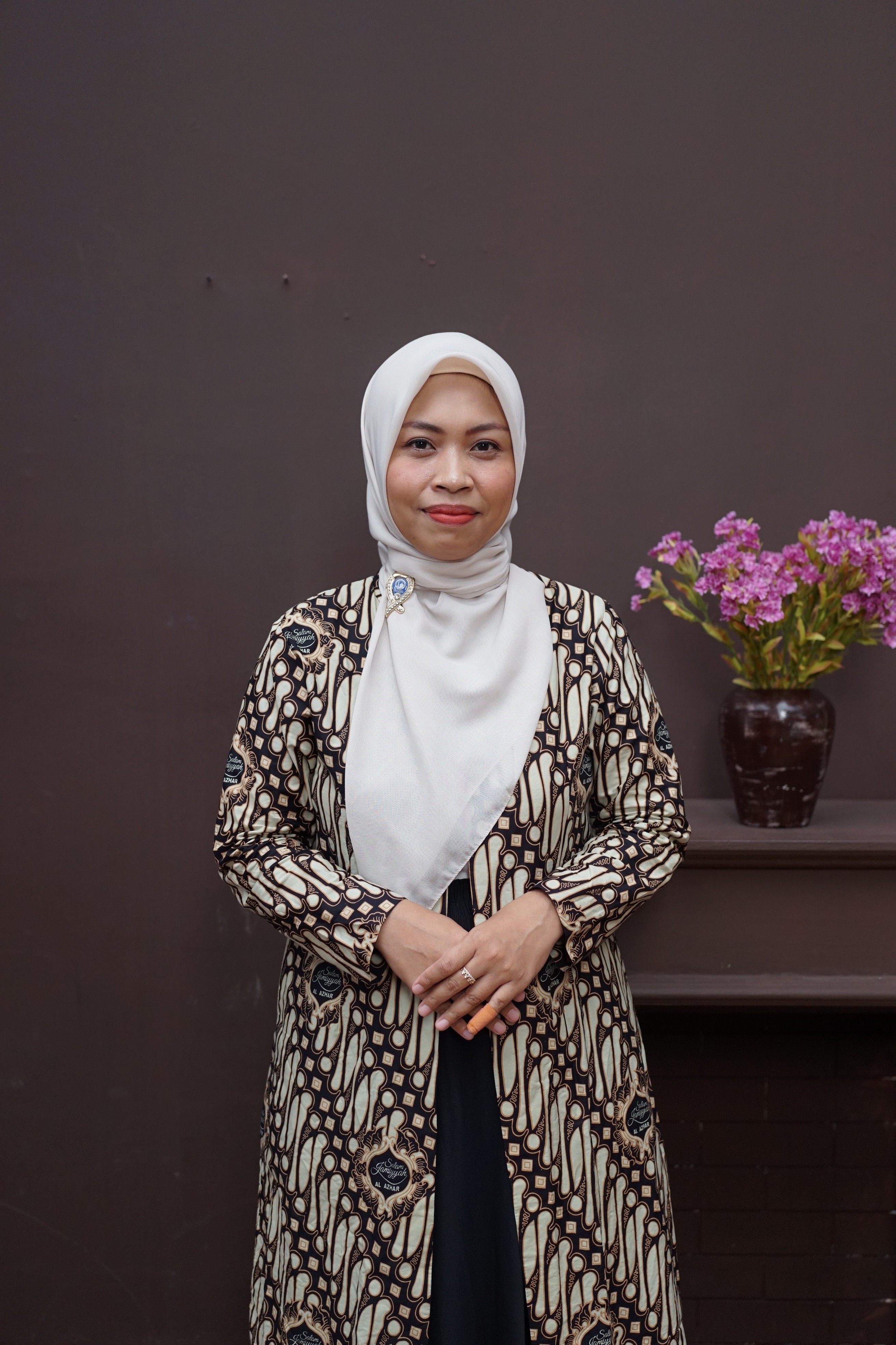 woman in black abaya