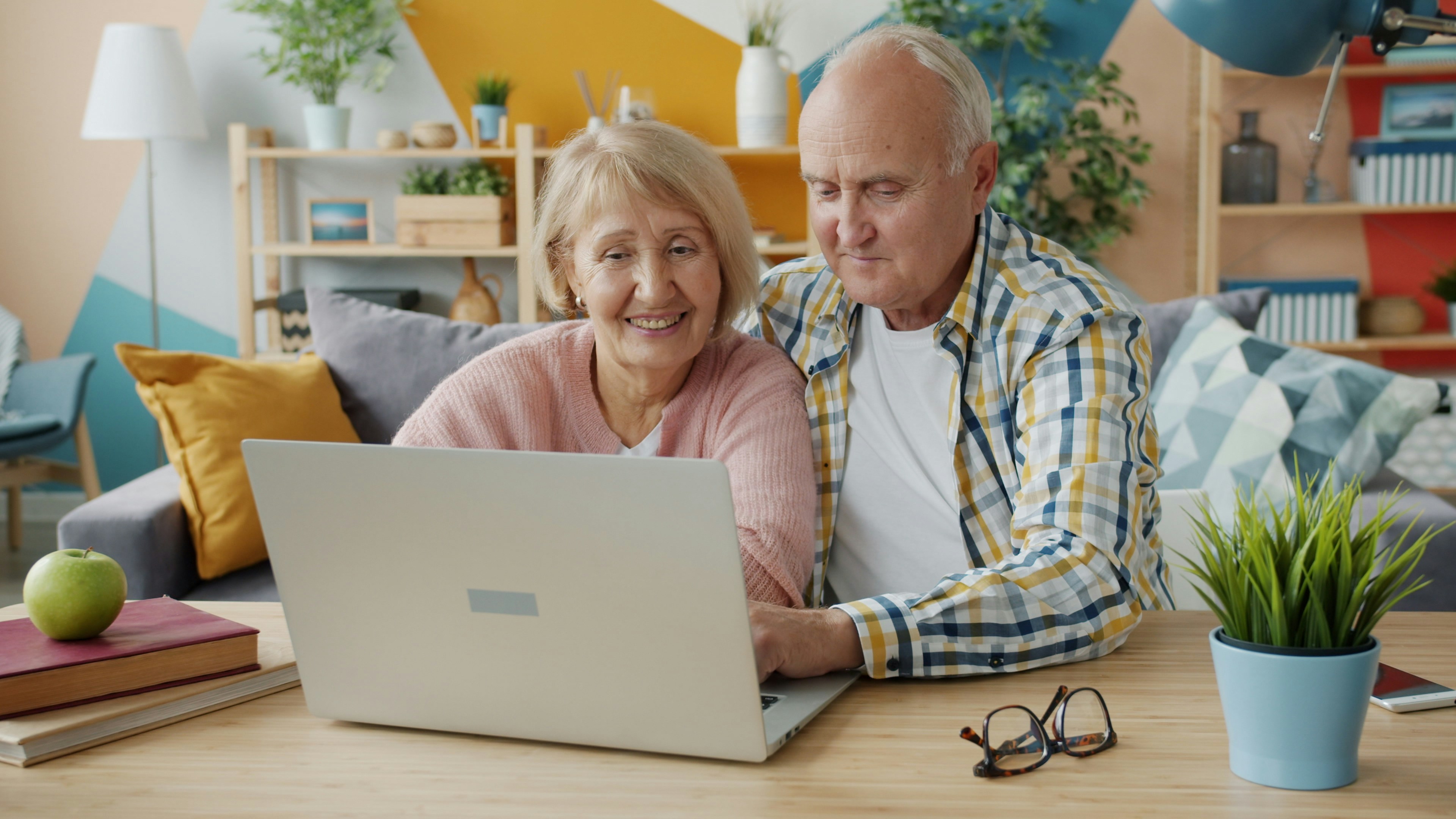 Imagen de pareja con una laptop
