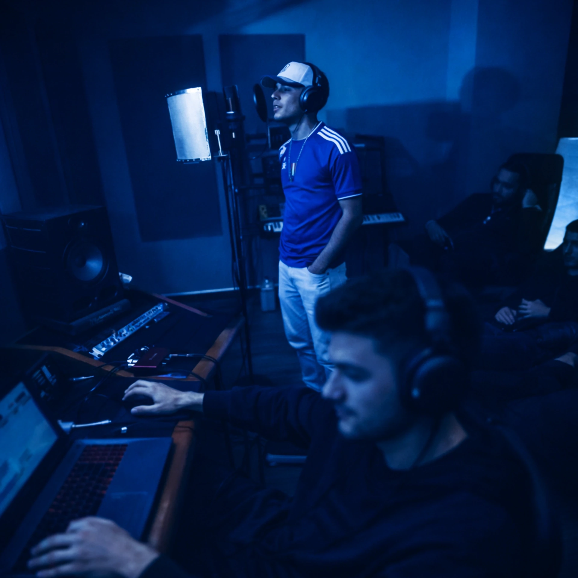 Artista in studio di registrazione durante sessione di produzione musicale professionale