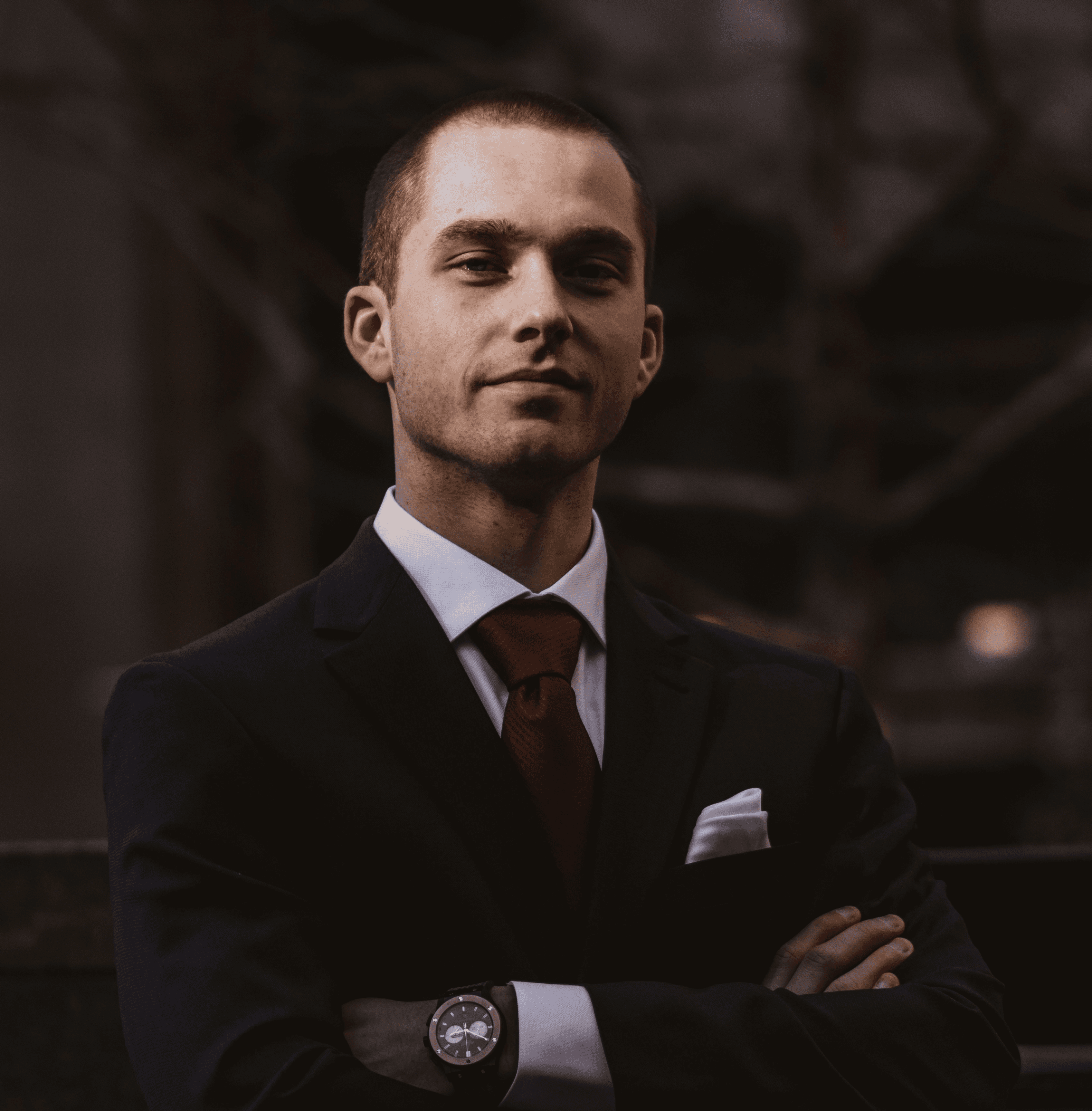 man wearing black notched lapel suit jacket in focus photography