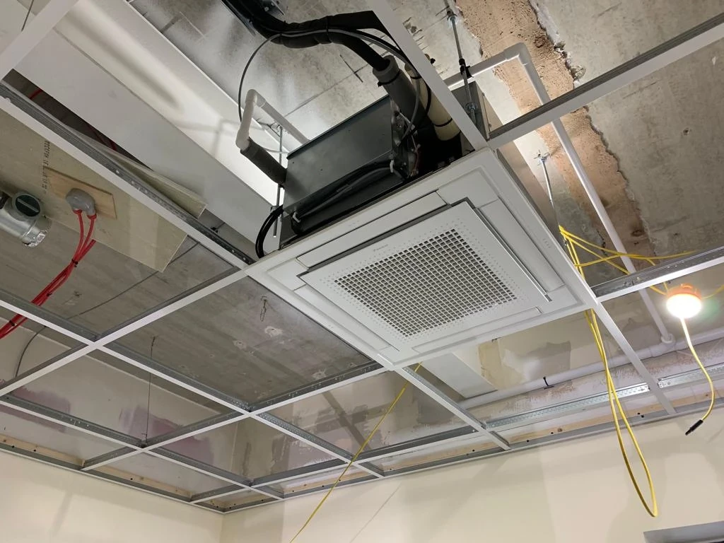 Air conditioning unit installed in a suspended ceiling