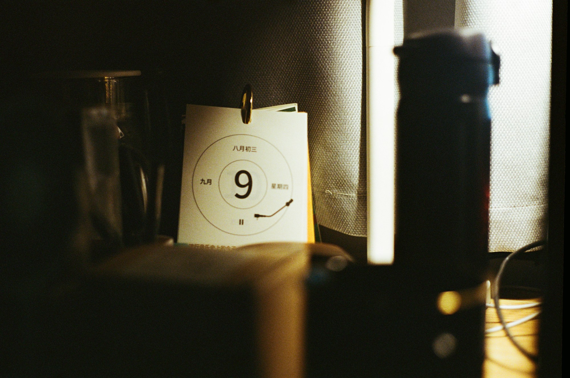 Kalender und Tasse auf einem Tisch im Morgenlicht als Symbol für die Wartezeit