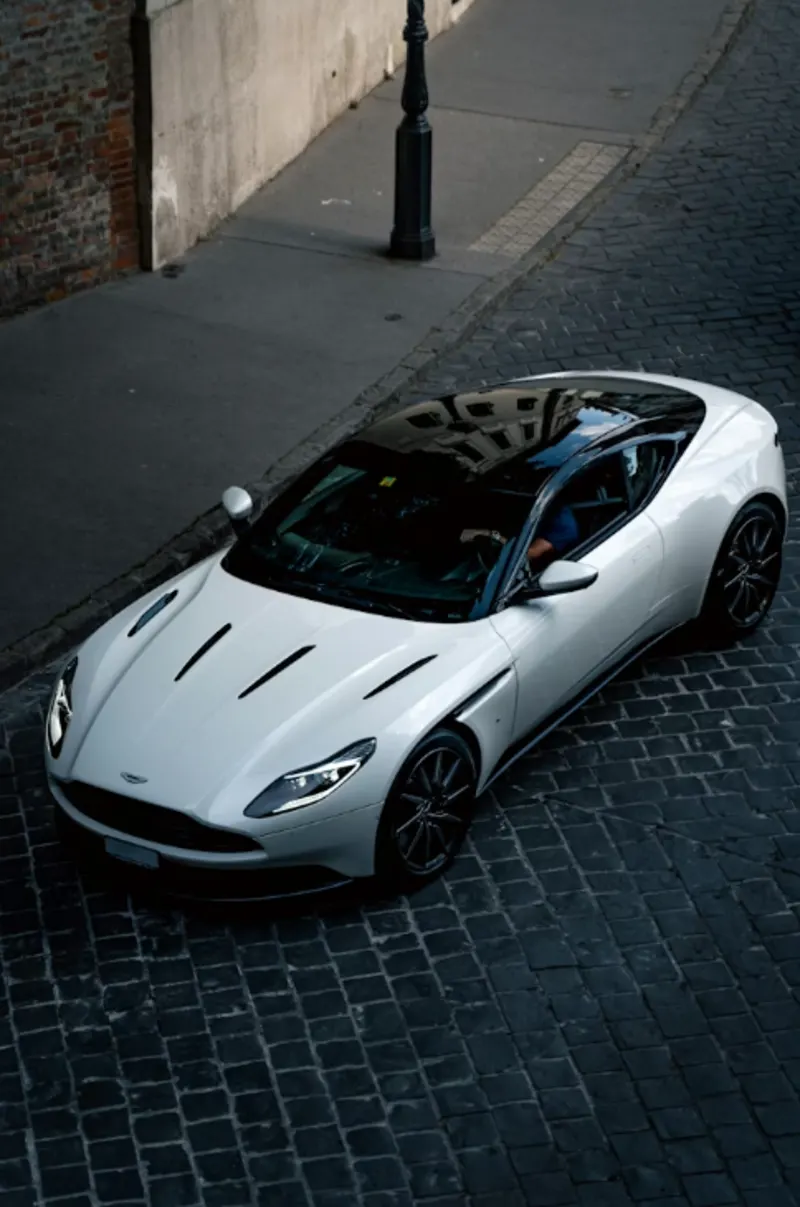 Aston Martin Vanquish auf Straße – Luxus-Sportwagen Versicherung All-Risk Kasko | Lions Group