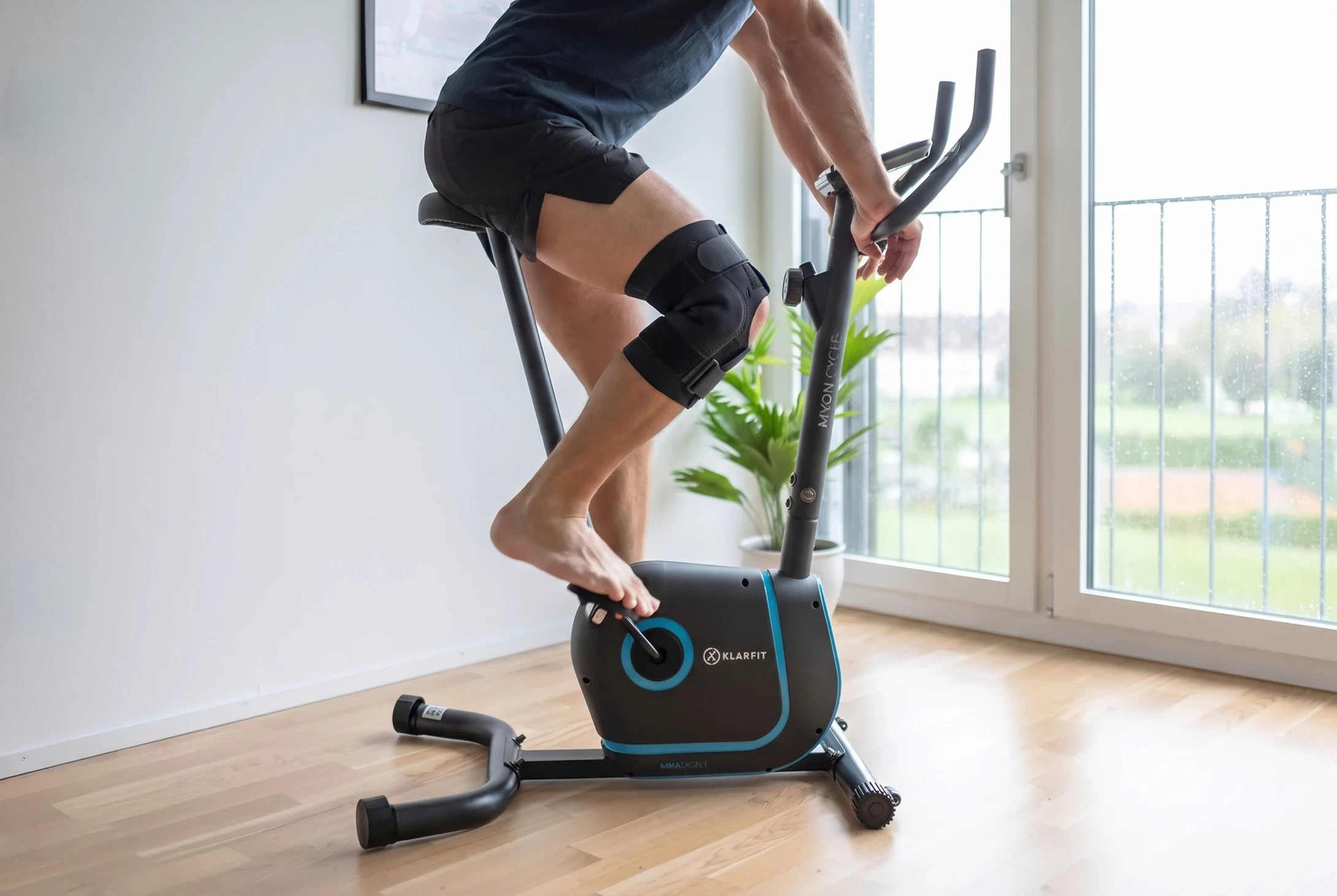 Patientin trainiert ihr Knie aktiv mit einer Aktiv-Bewegungsschiene zu Hause.