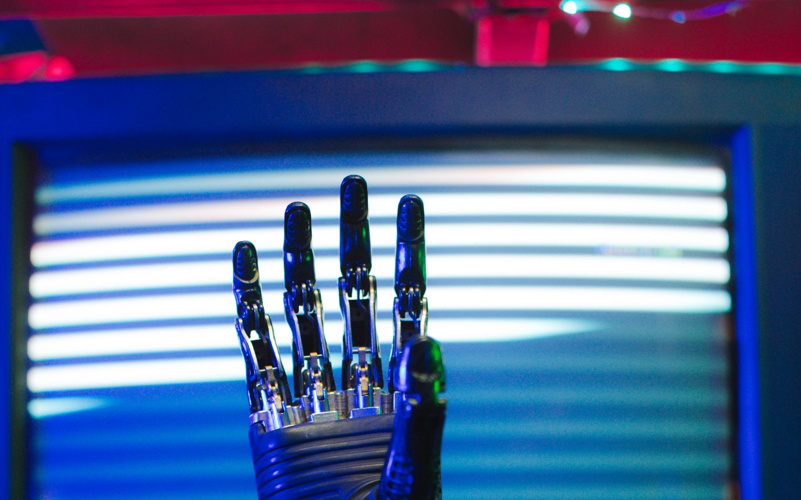 Main robotique sous une lumière bleue