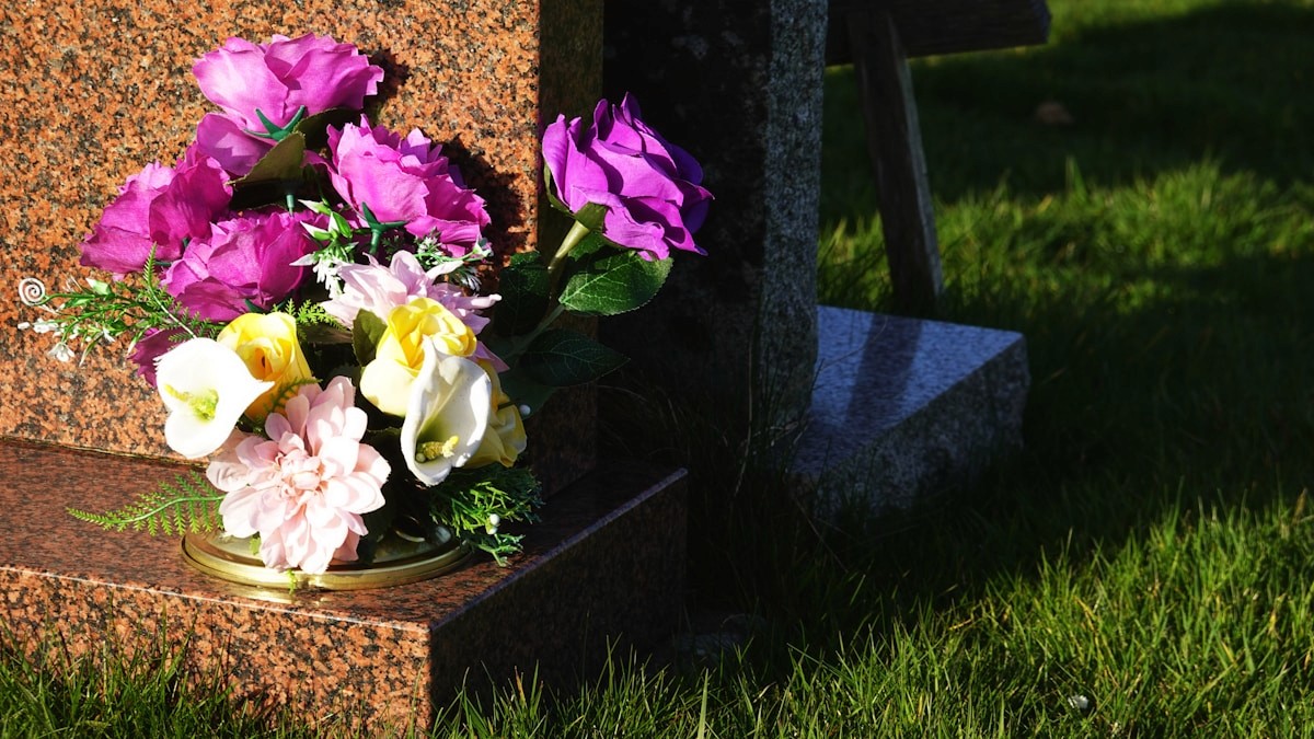 Fleurs déposées sur une pierre tombale